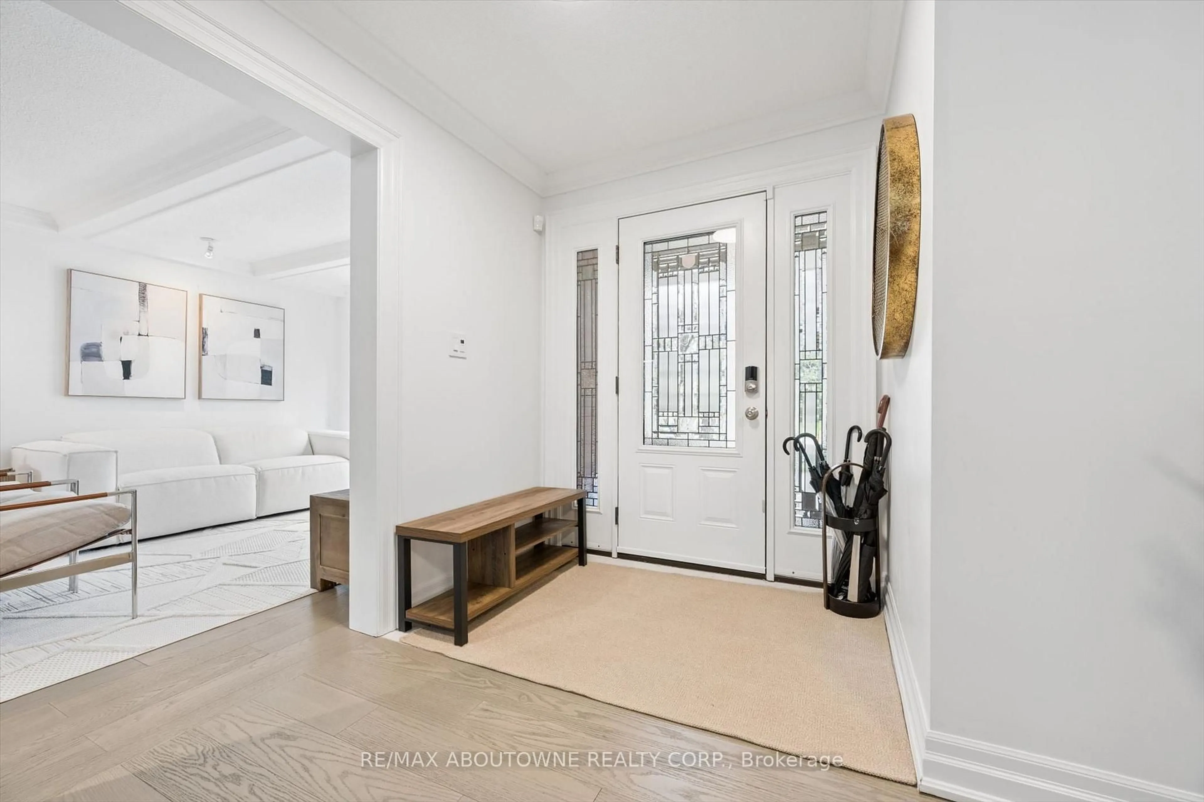 Indoor entryway for 1194 Queen Victoria Ave, Mississauga Ontario L5H 3H3