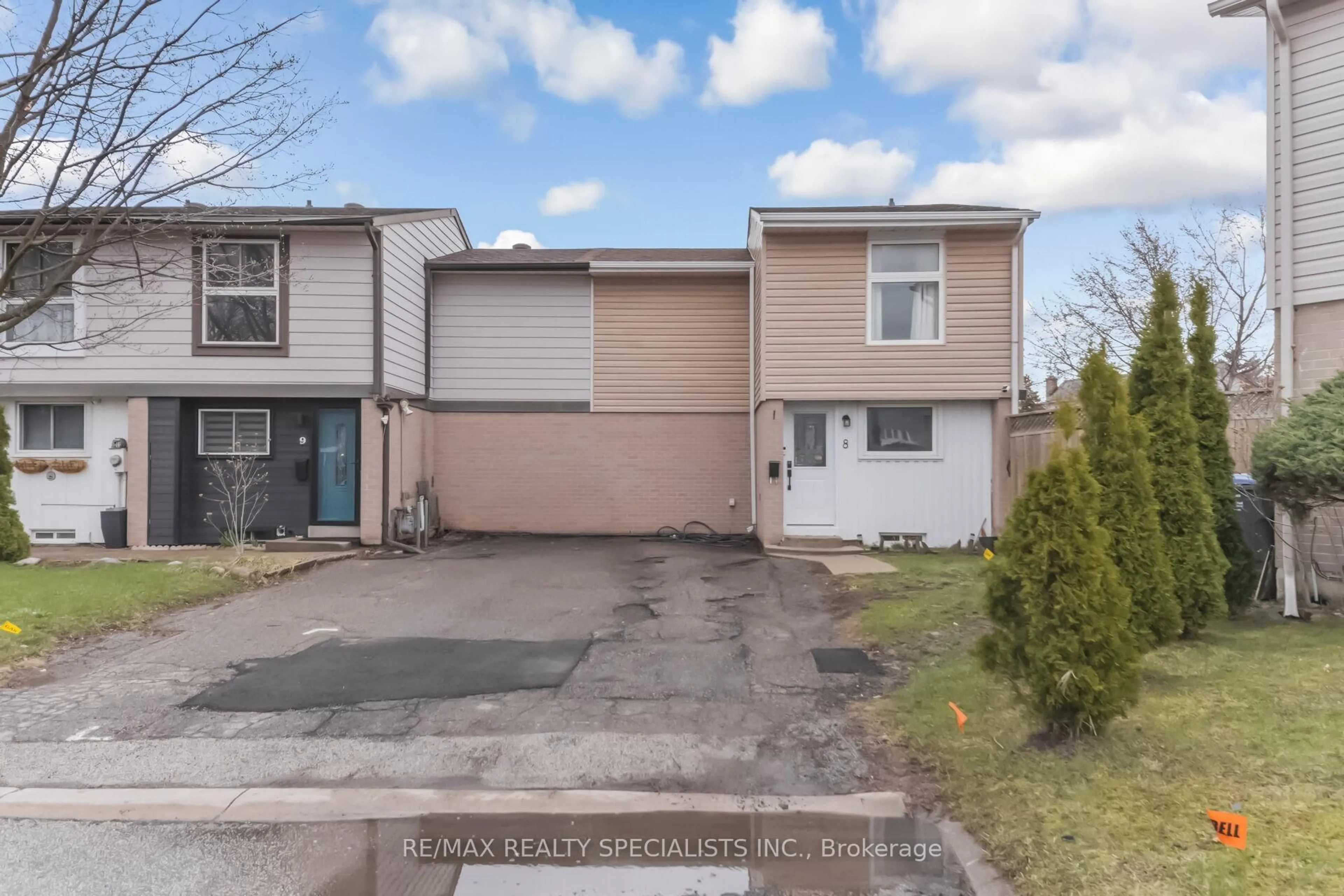 A pic from outside/outdoor area/front of a property/back of a property/a pic from drone, street for 8 Grantbrooke Crt, Brampton Ontario L6S 2K8