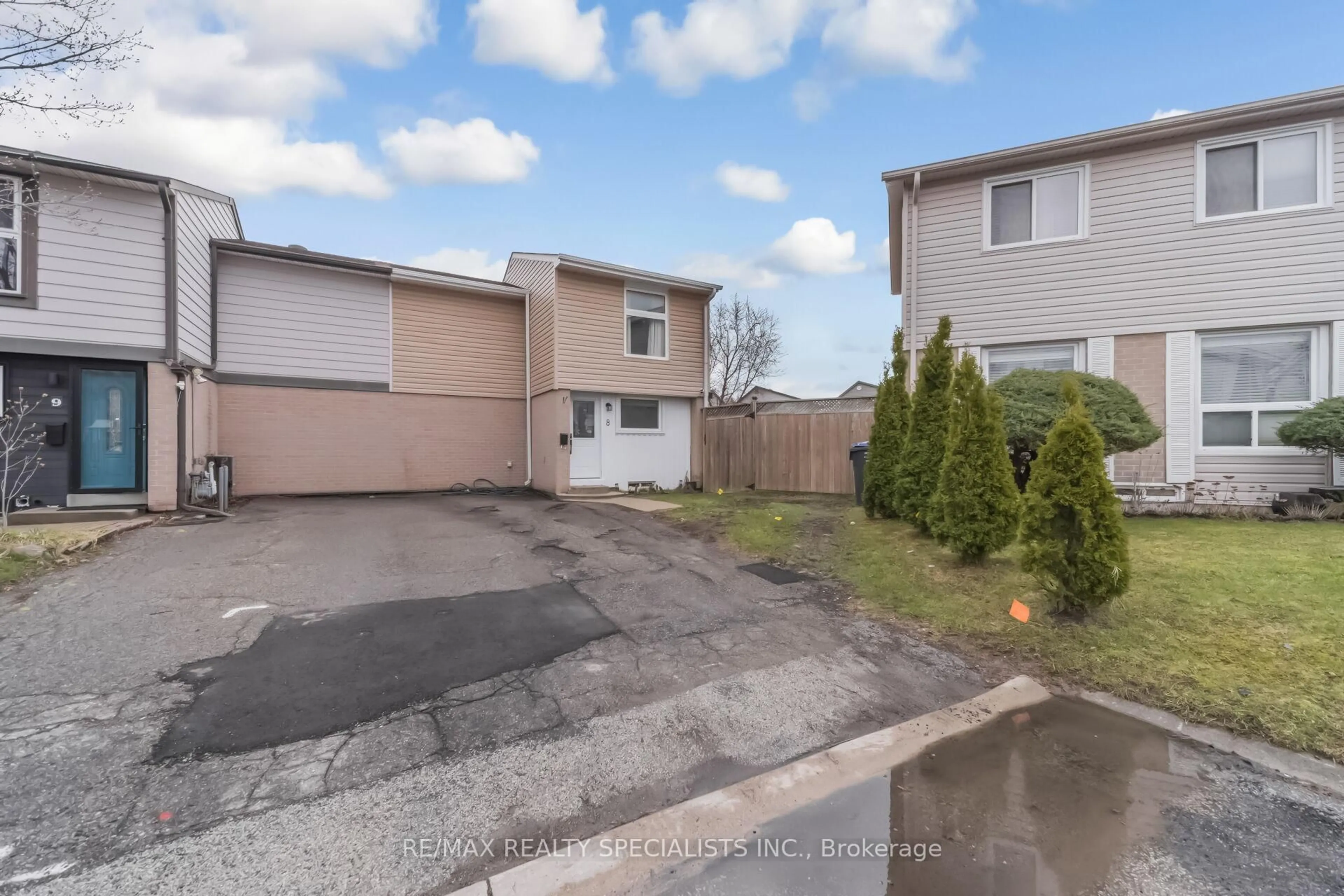 A pic from outside/outdoor area/front of a property/back of a property/a pic from drone, street for 8 Grantbrooke Crt, Brampton Ontario L6S 2K8
