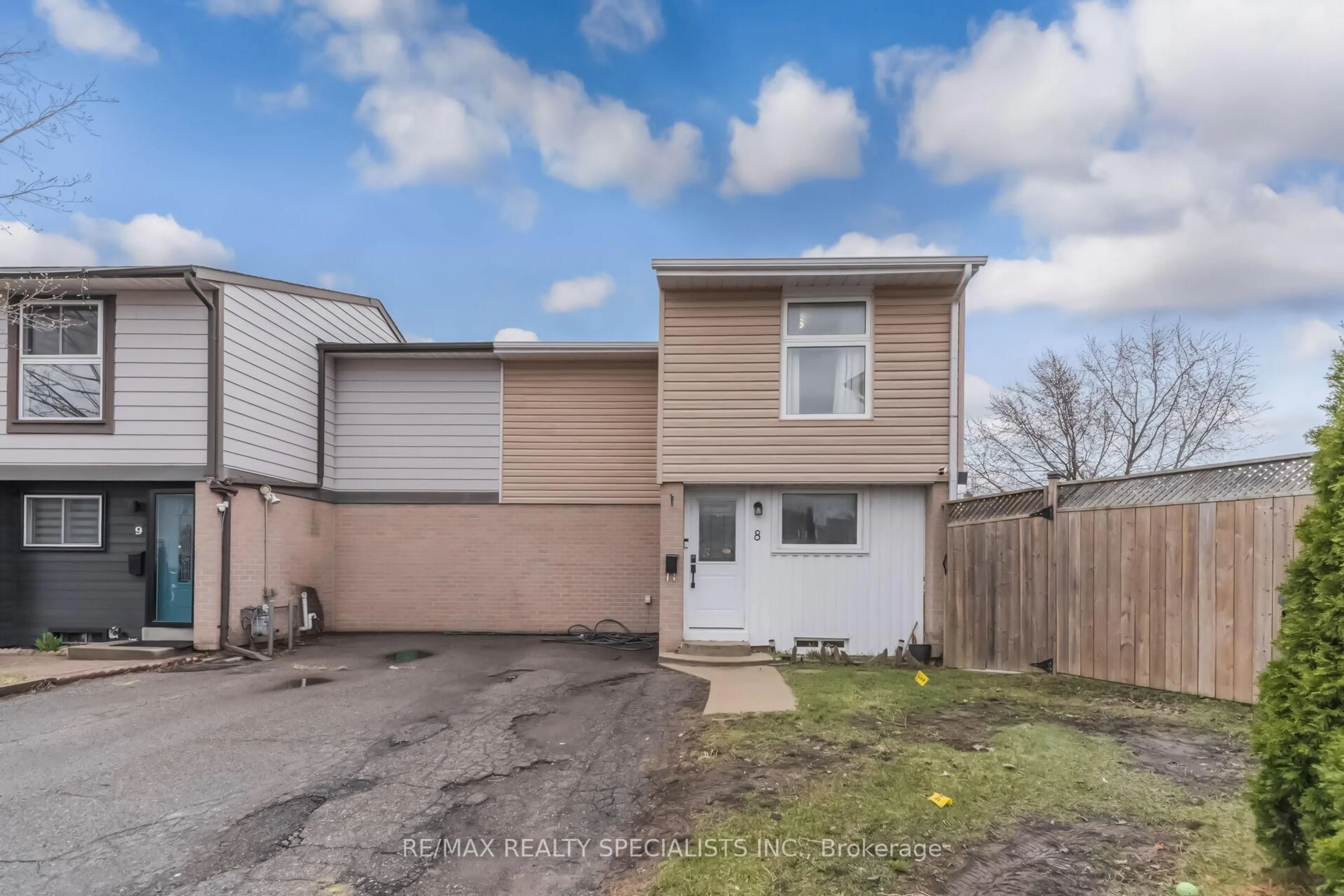 A pic from outside/outdoor area/front of a property/back of a property/a pic from drone, street for 8 Grantbrooke Crt, Brampton Ontario L6S 2K8