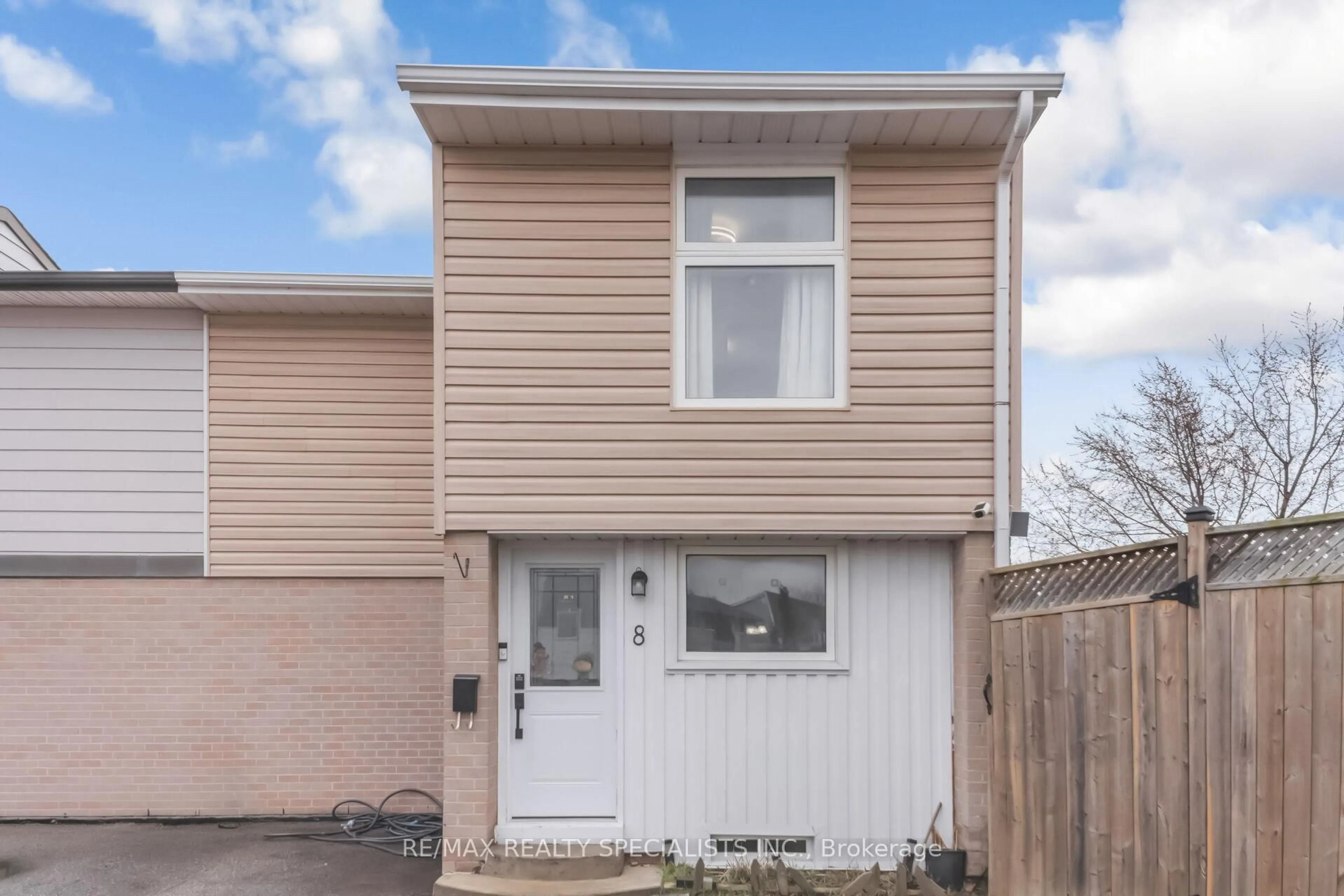 Home with vinyl exterior material, street for 8 Grantbrooke Crt, Brampton Ontario L6S 2K8