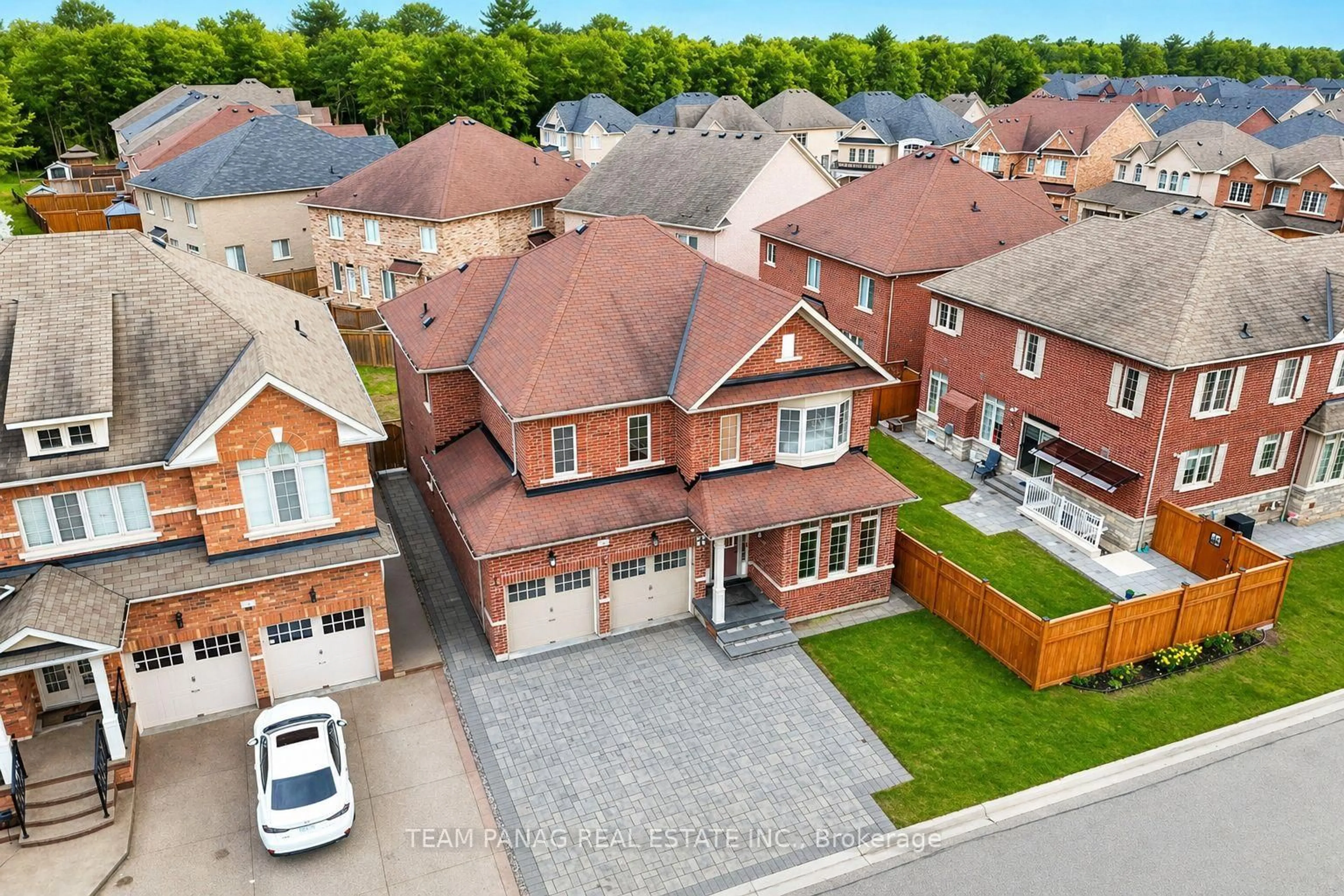 A pic from outside/outdoor area/front of a property/back of a property/a pic from drone, street for 30 Overglen Crt, Brampton Ontario L6Y 1P2