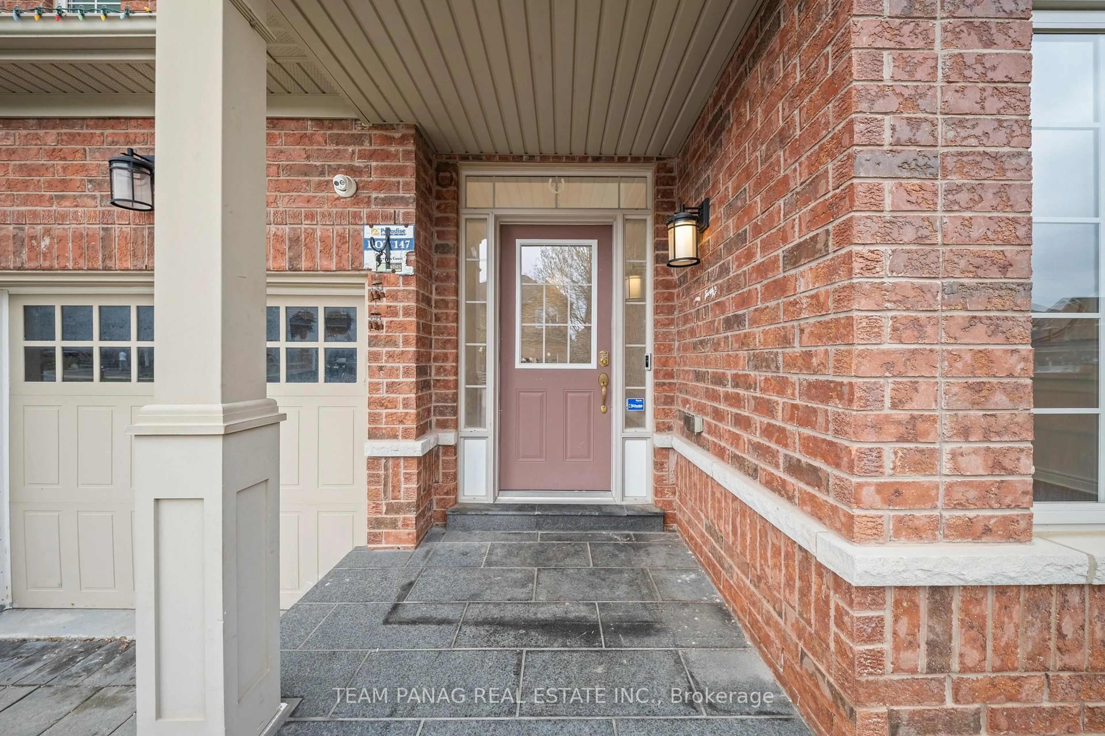 Indoor entryway for 30 Overglen Crt, Brampton Ontario L6Y 1P2