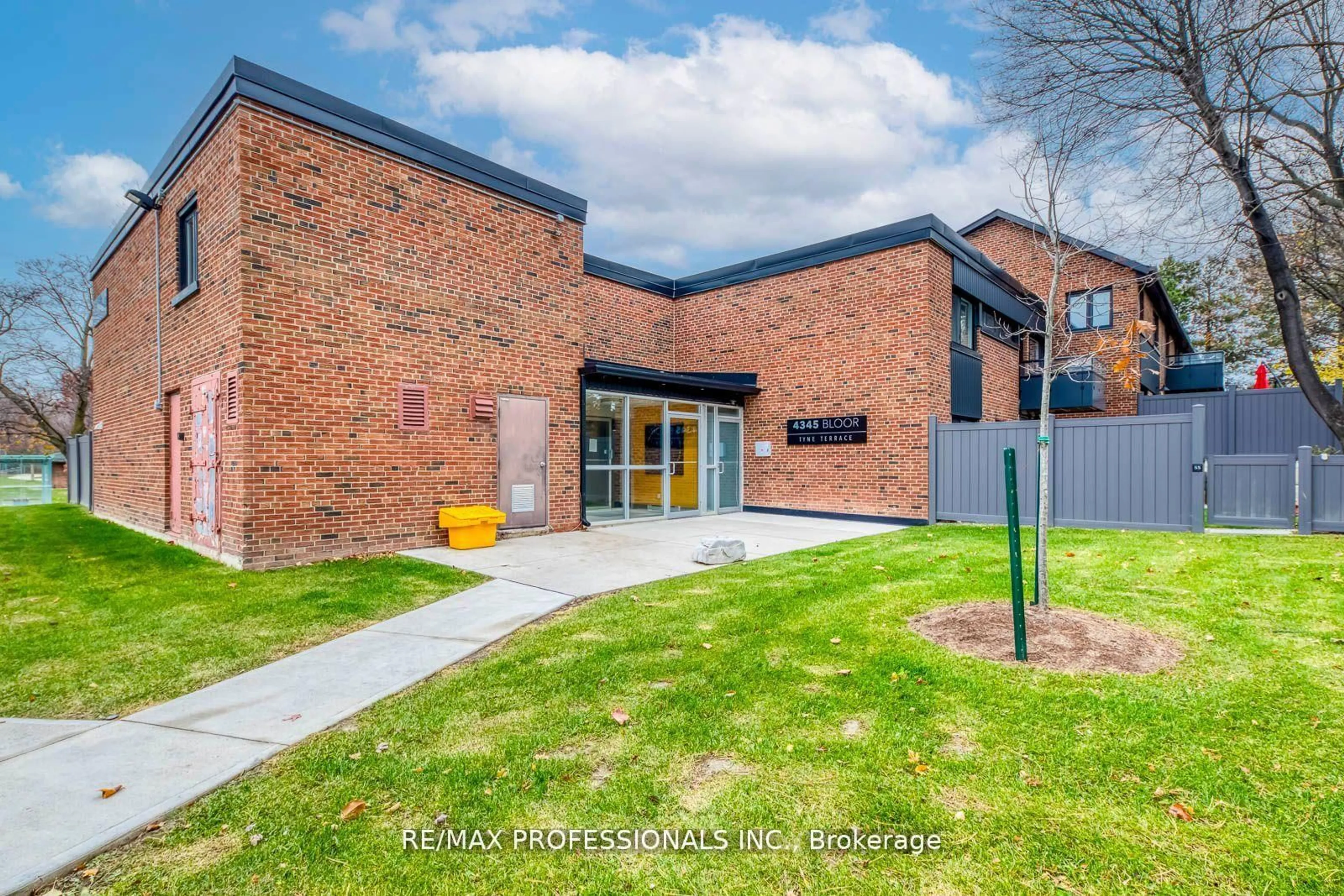 A pic from outside/outdoor area/front of a property/back of a property/a pic from drone, building for 4345 Bloor St #51, Toronto Ontario M9C 2A4