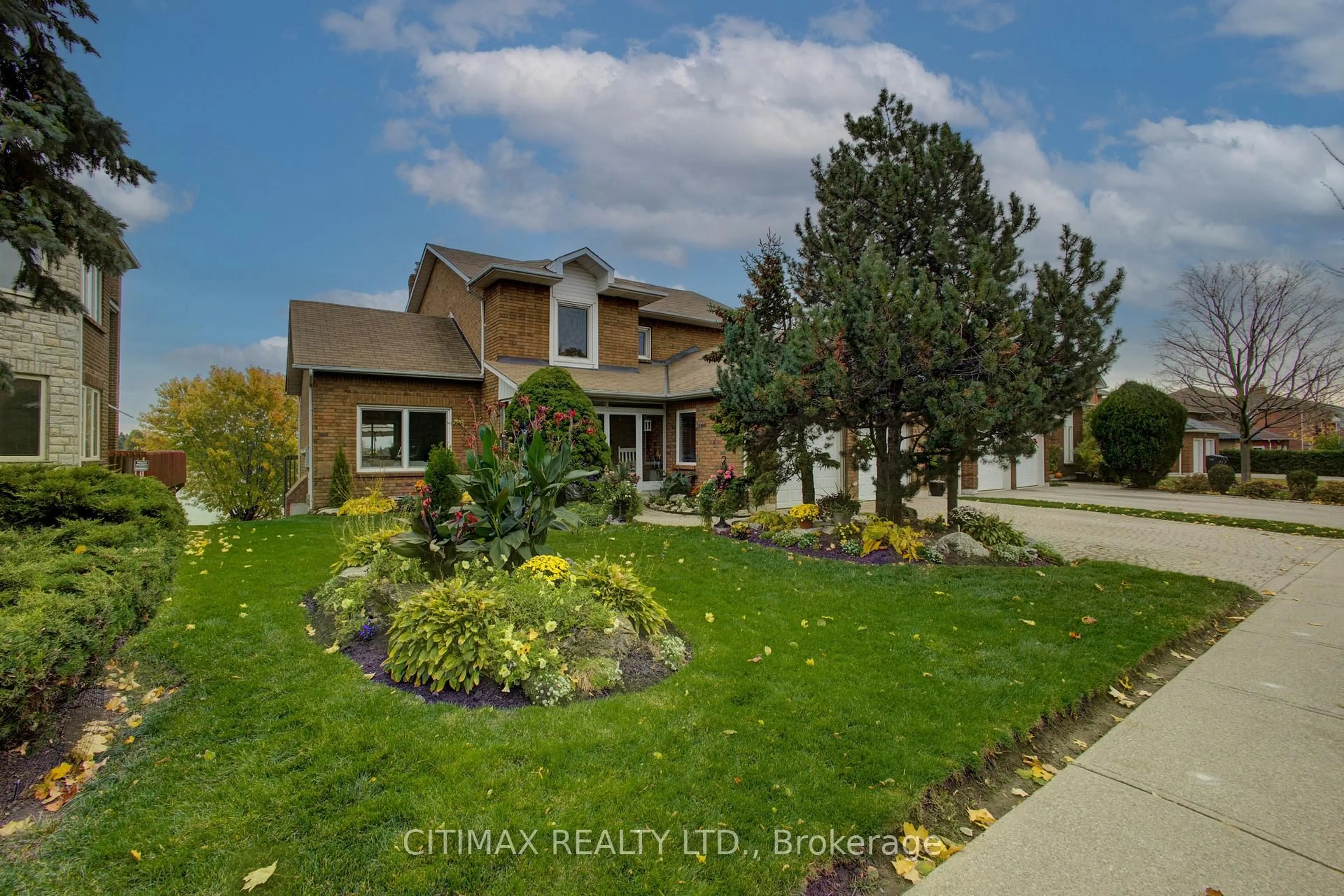 A pic from outside/outdoor area/front of a property/back of a property/a pic from drone, street for 109 Professors Lake Pkwy, Brampton Ontario L6S 4P8