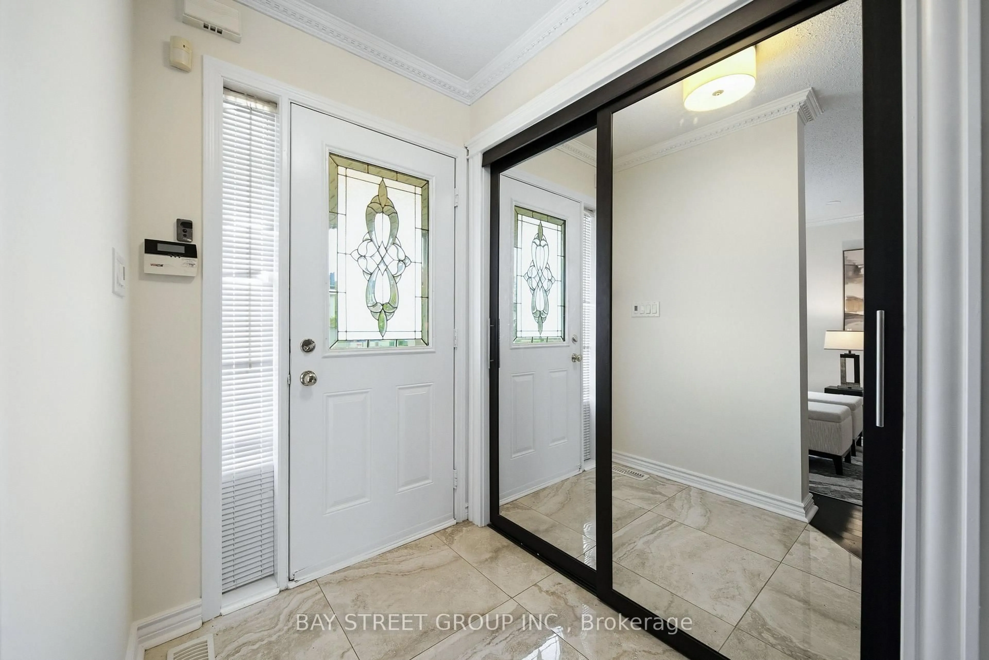 Indoor entryway for 4 Decker Hollow Circ, Brampton Ontario L6X 0L1
