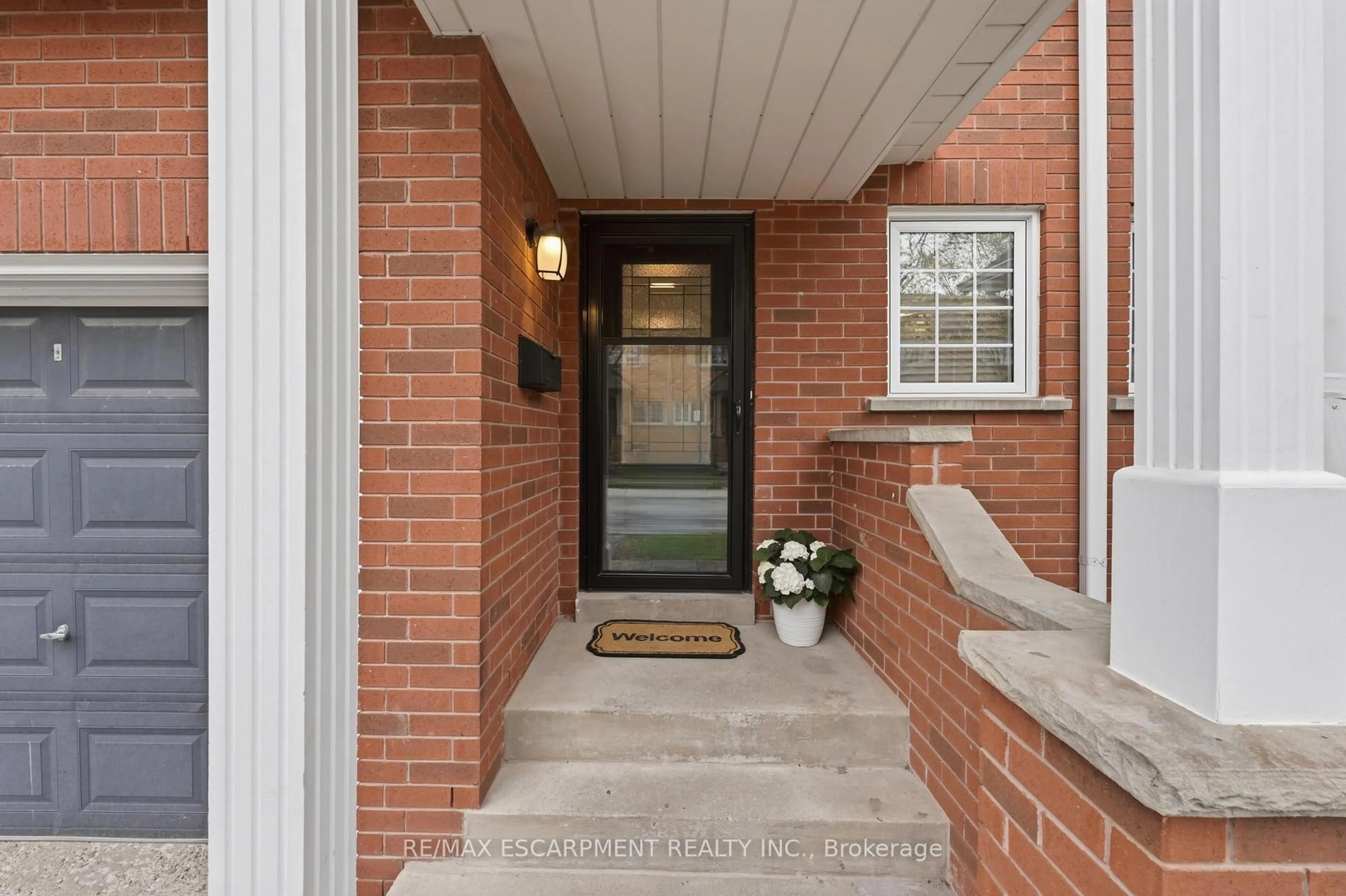 Indoor entryway for 2880 HEADON FOREST Dr #10, Burlington Ontario L7M 4H2