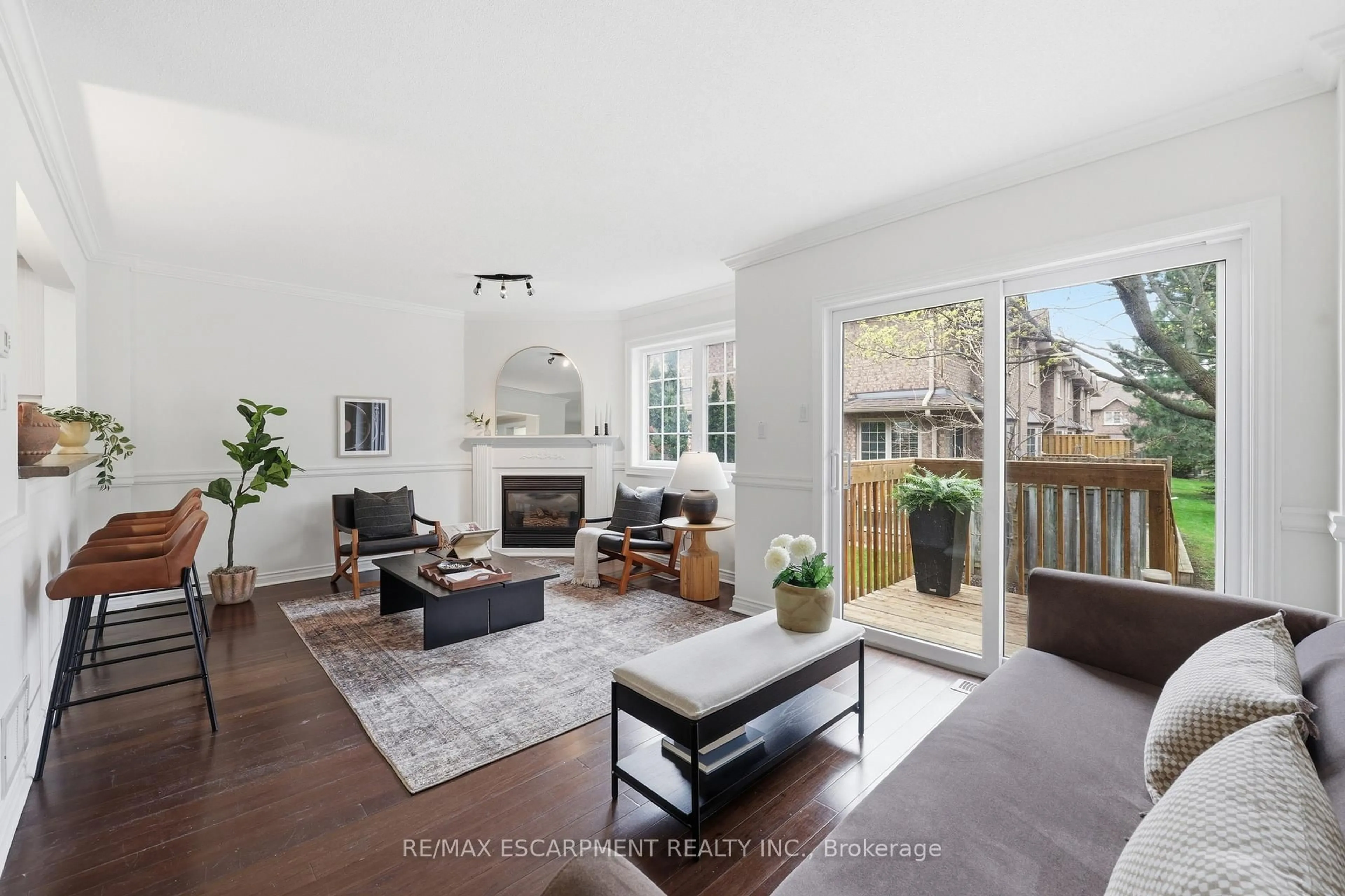 Living room with furniture, unknown for 2880 HEADON FOREST Dr #10, Burlington Ontario L7M 4H2