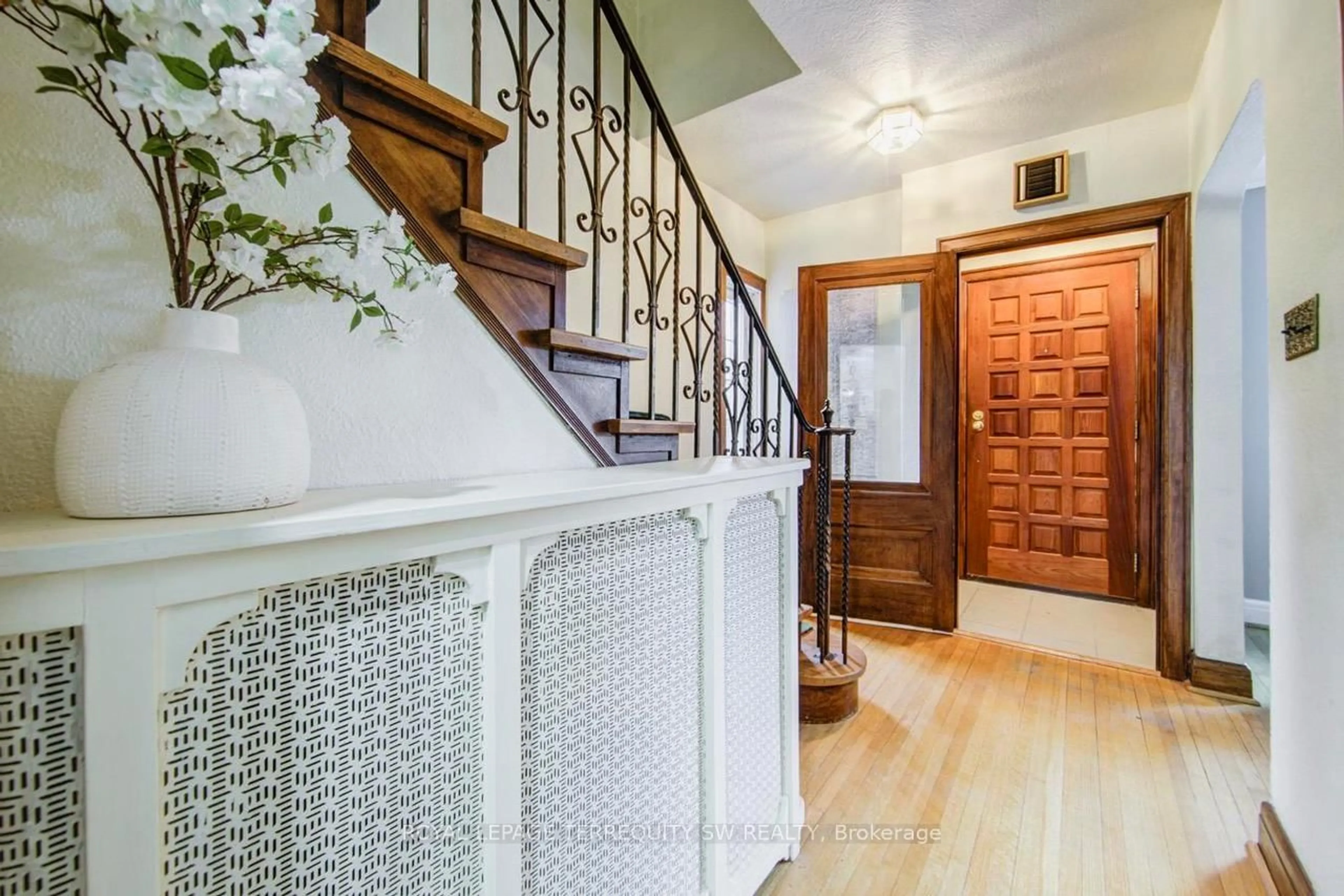 Indoor entryway for 34 Kingsgrove Blvd, Toronto Ontario M8X 1N7
