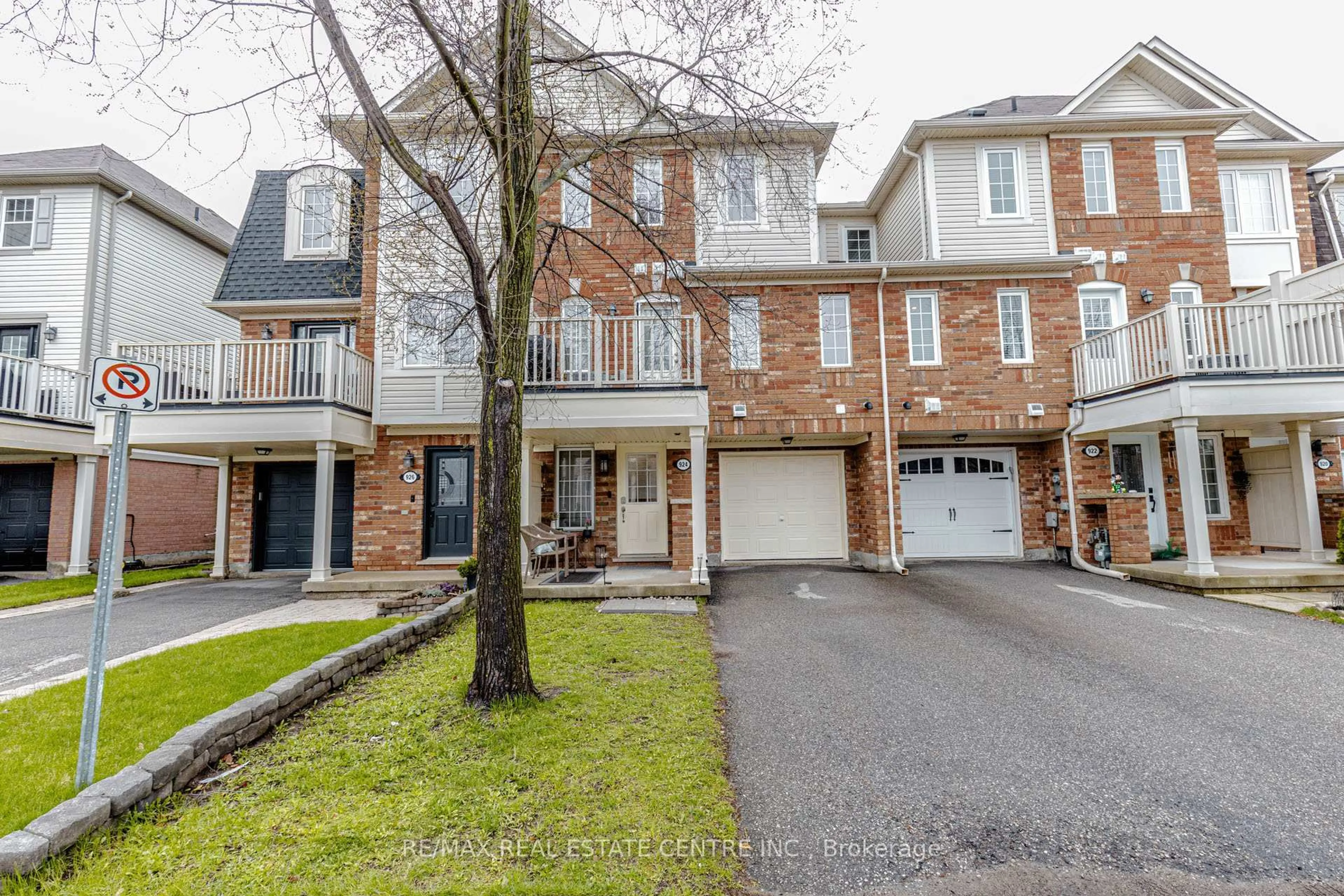 A pic from outside/outdoor area/front of a property/back of a property/a pic from drone, street for 924 Burgess Gdns, Milton Ontario L9T 0K8