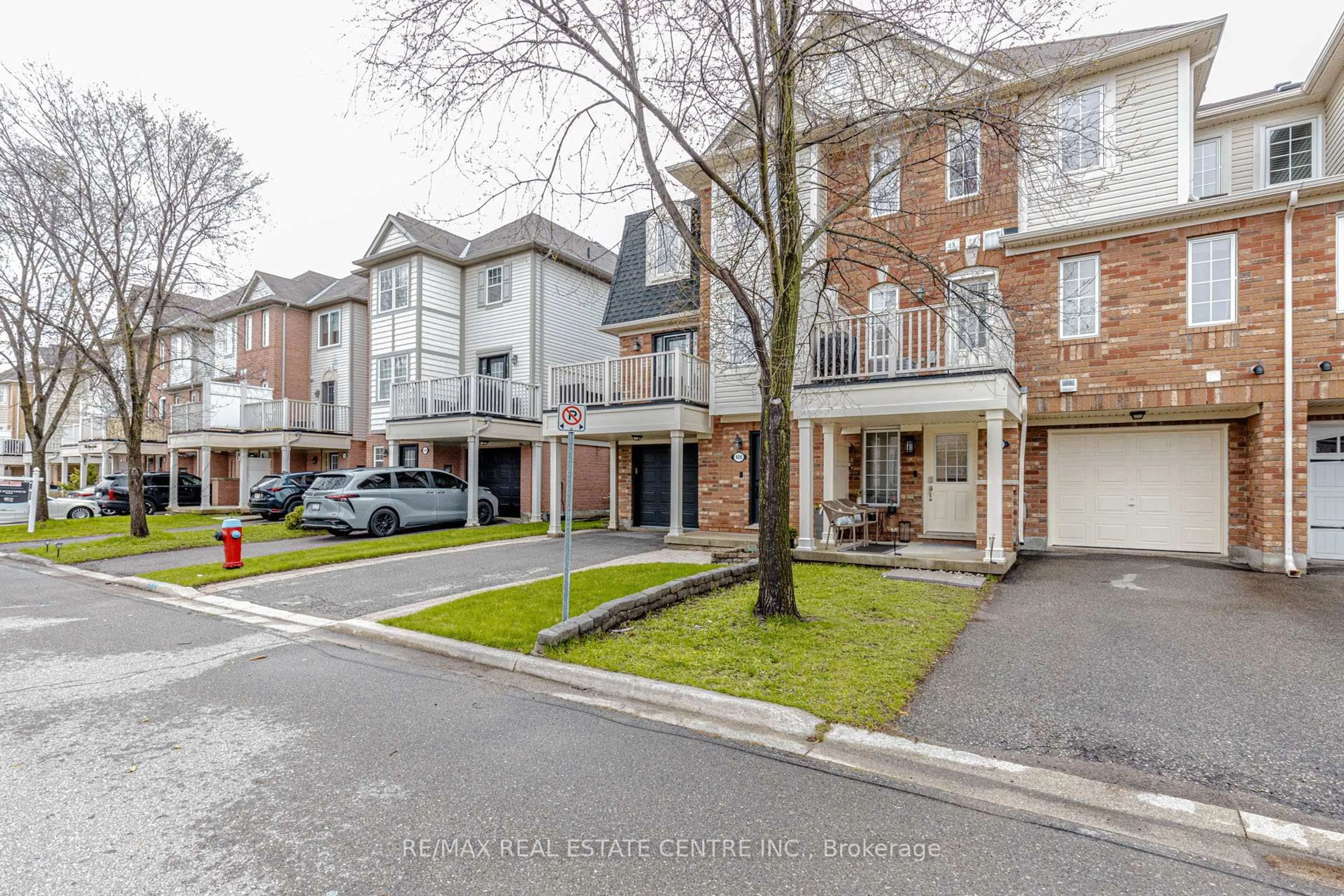 A pic from outside/outdoor area/front of a property/back of a property/a pic from drone, street for 924 Burgess Gdns, Milton Ontario L9T 0K8