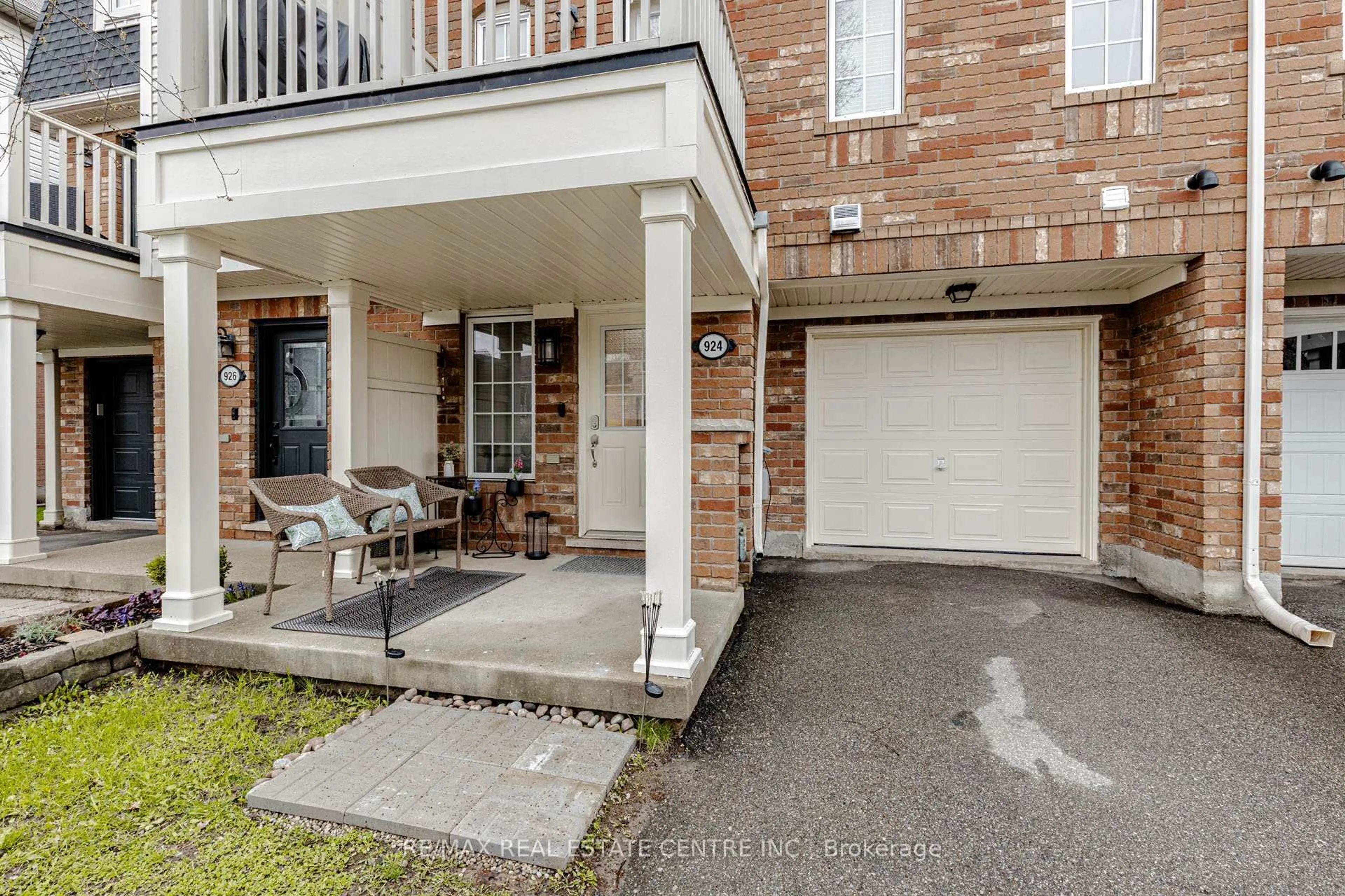 Patio, street for 924 Burgess Gdns, Milton Ontario L9T 0K8