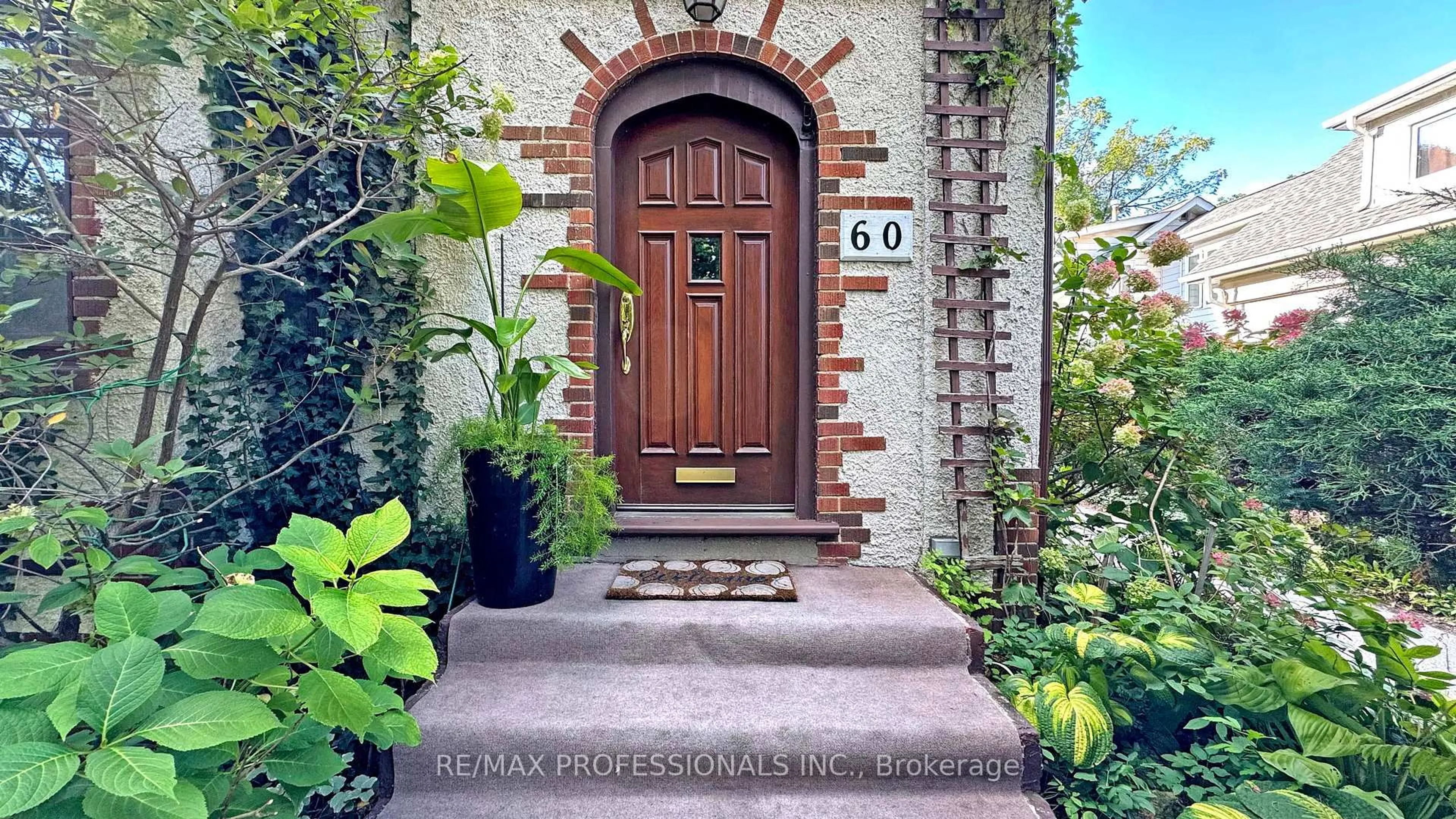 Indoor entryway for 60 Burnhamthorpe Cres, Toronto Ontario M9A 1G7