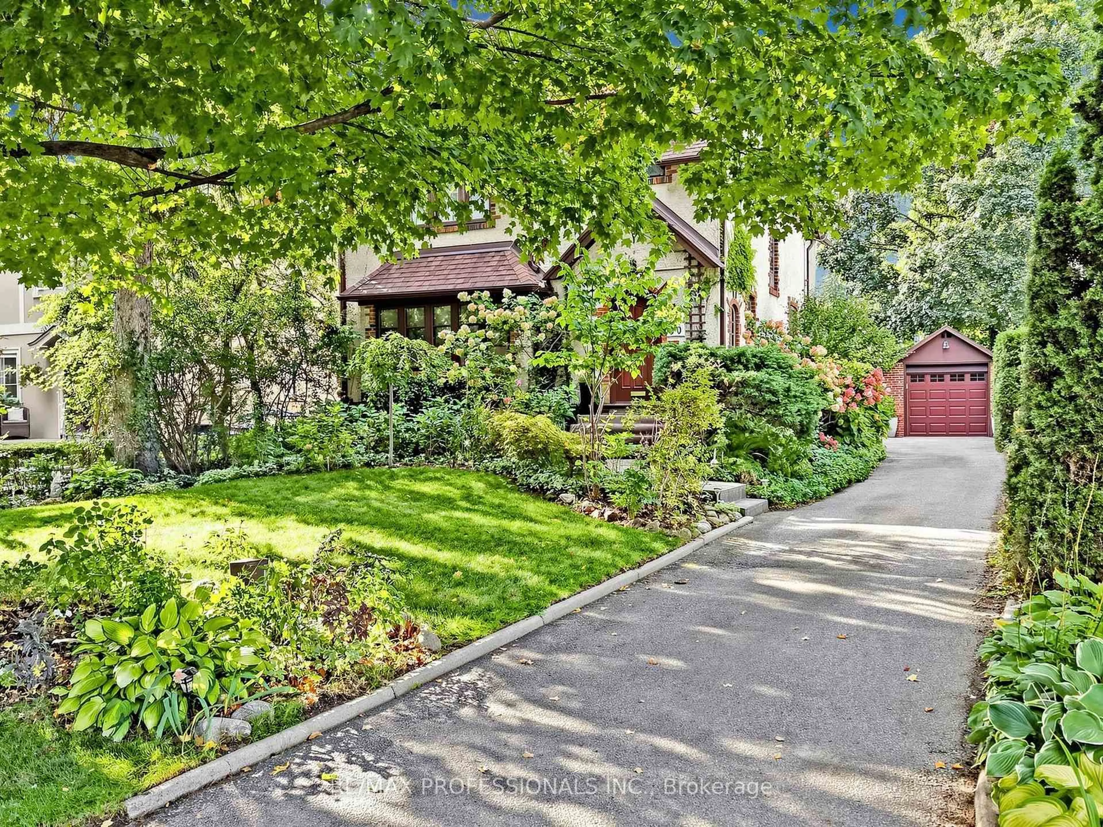 A pic from outside/outdoor area/front of a property/back of a property/a pic from drone, street for 60 Burnhamthorpe Cres, Toronto Ontario M9A 1G7