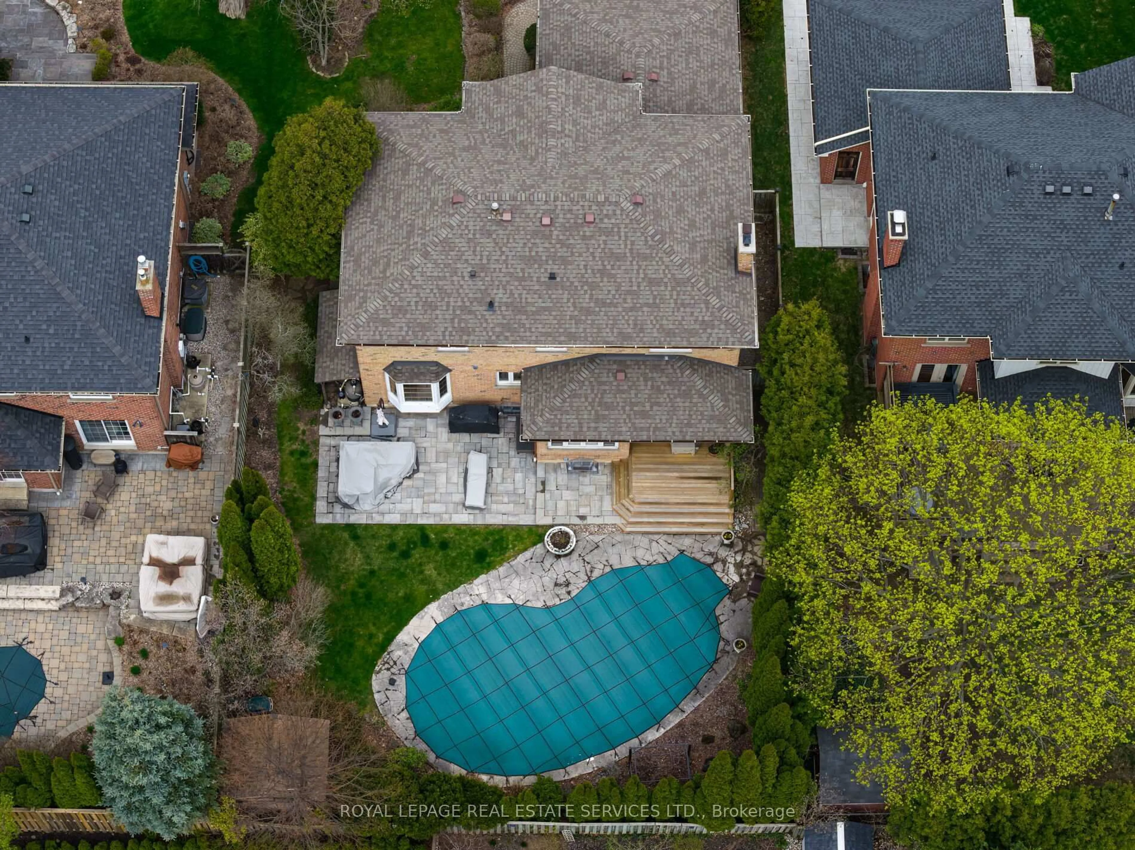 A pic from outside/outdoor area/front of a property/back of a property/a pic from drone, street for 48 Cudmore Rd, Oakville Ontario L6L 2Y5
