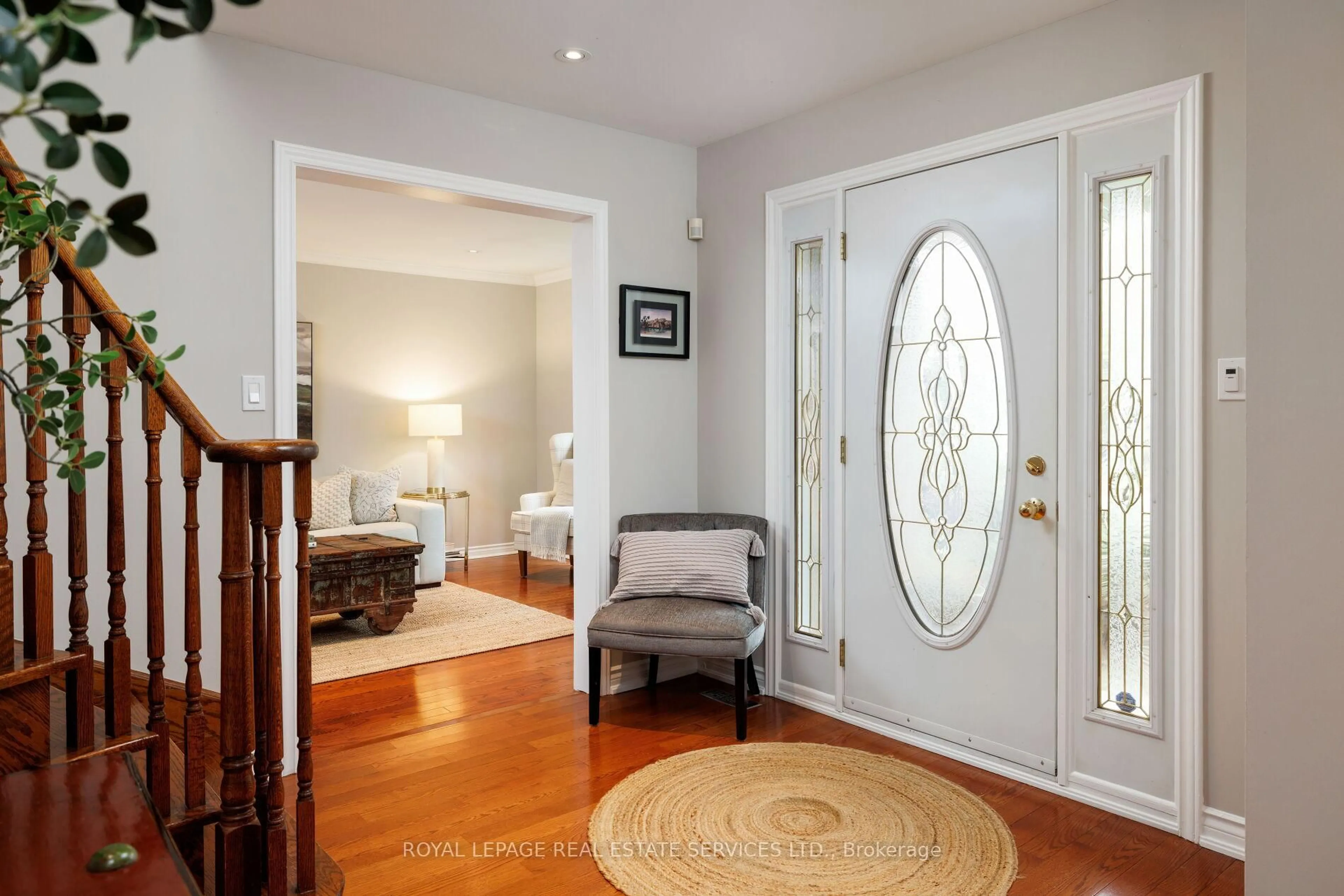 Indoor entryway for 48 Cudmore Rd, Oakville Ontario L6L 2Y5