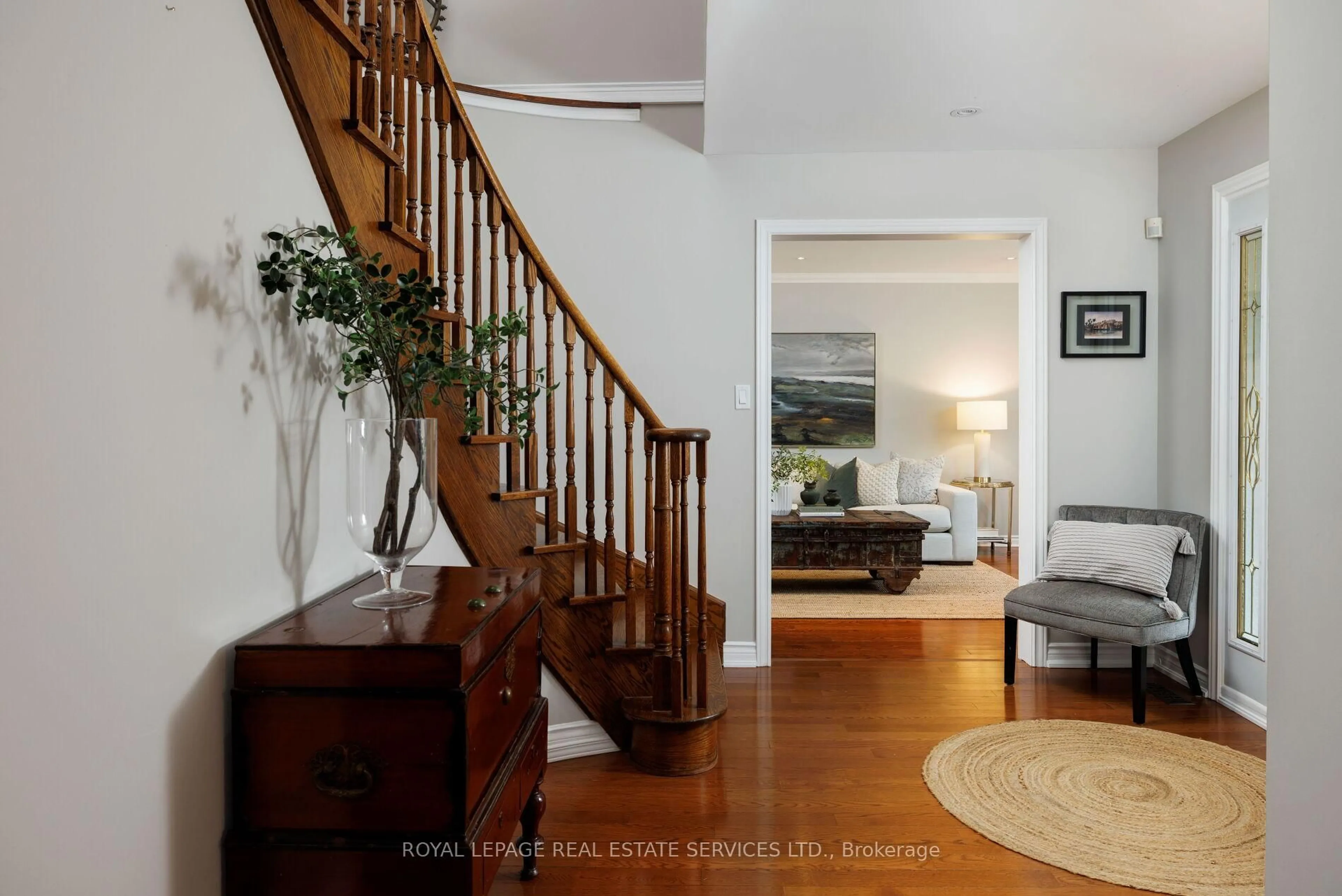 Indoor foyer for 48 Cudmore Rd, Oakville Ontario L6L 2Y5