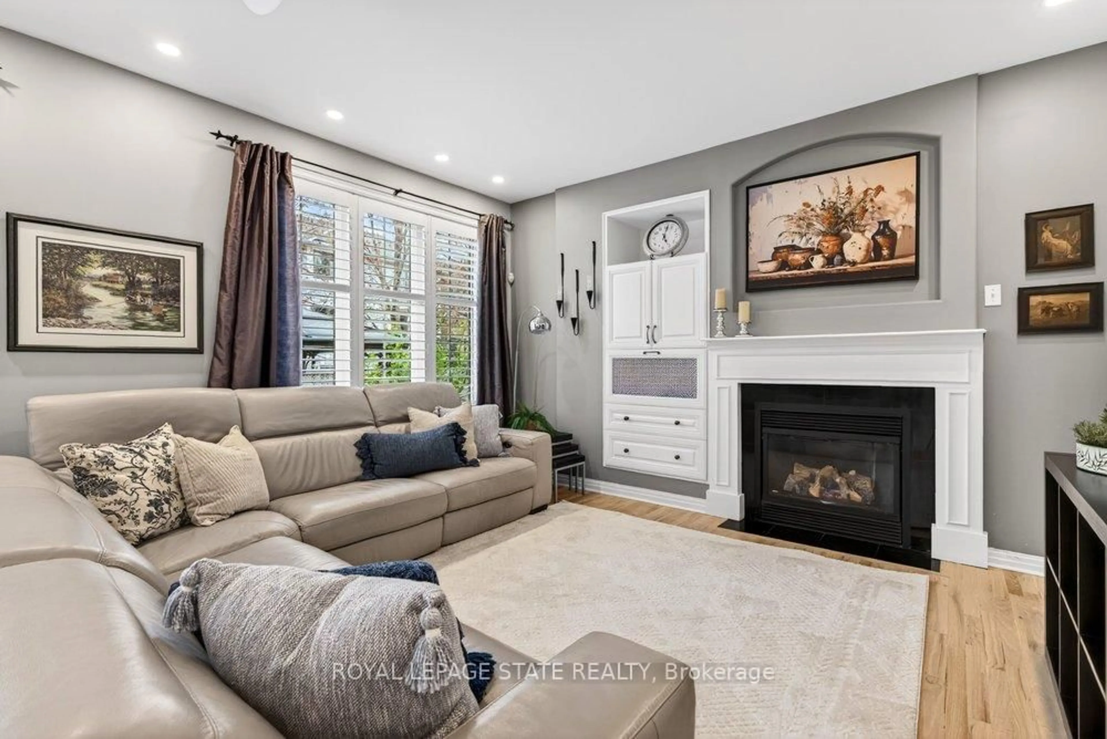 Living room with furniture, unknown for 5901 Chercover Crt, Burlington Ontario L7L 6T2