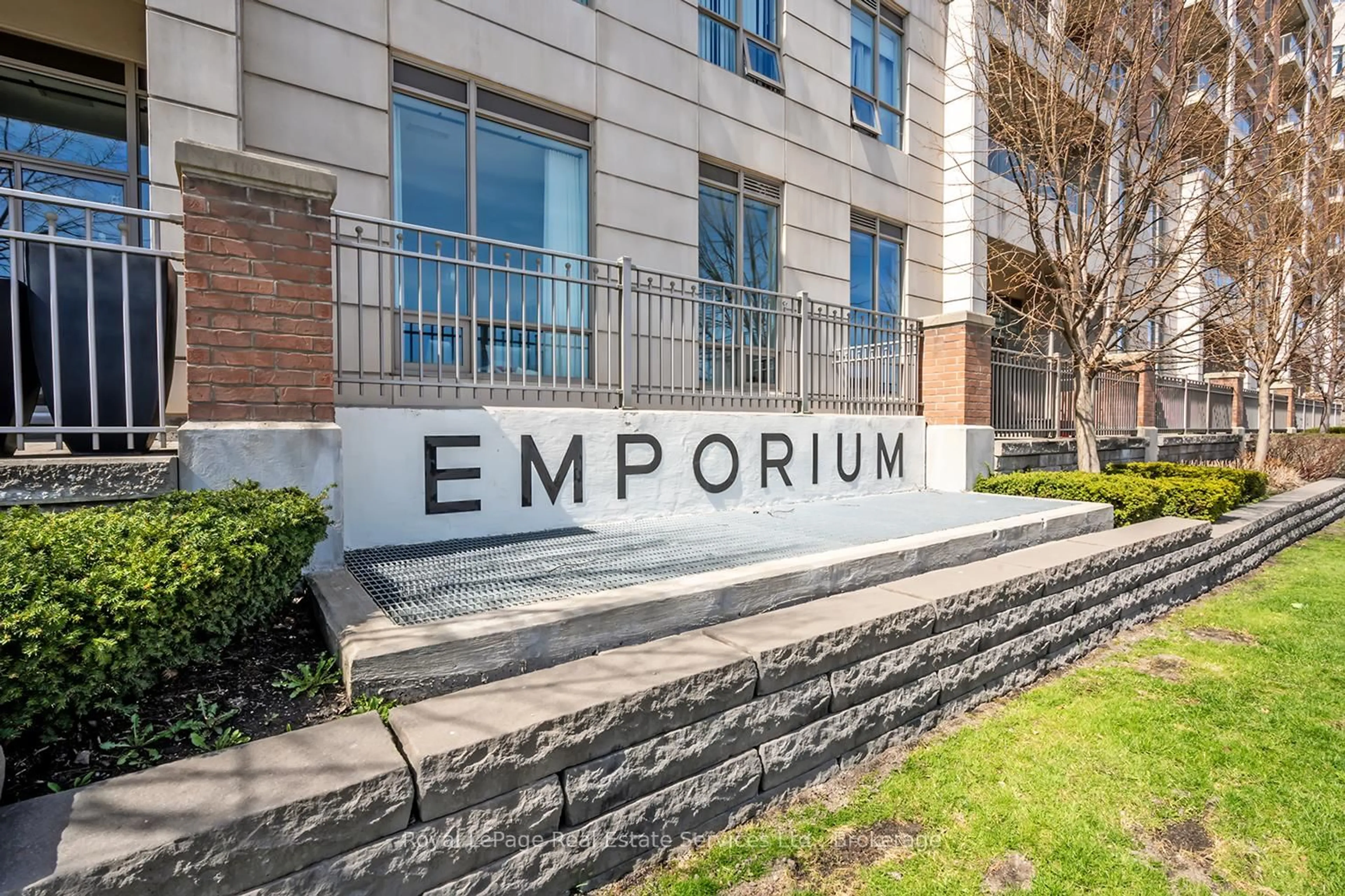 Indoor foyer for 2480 Prince Michael Dr #121, Oakville Ontario L6H 0H1