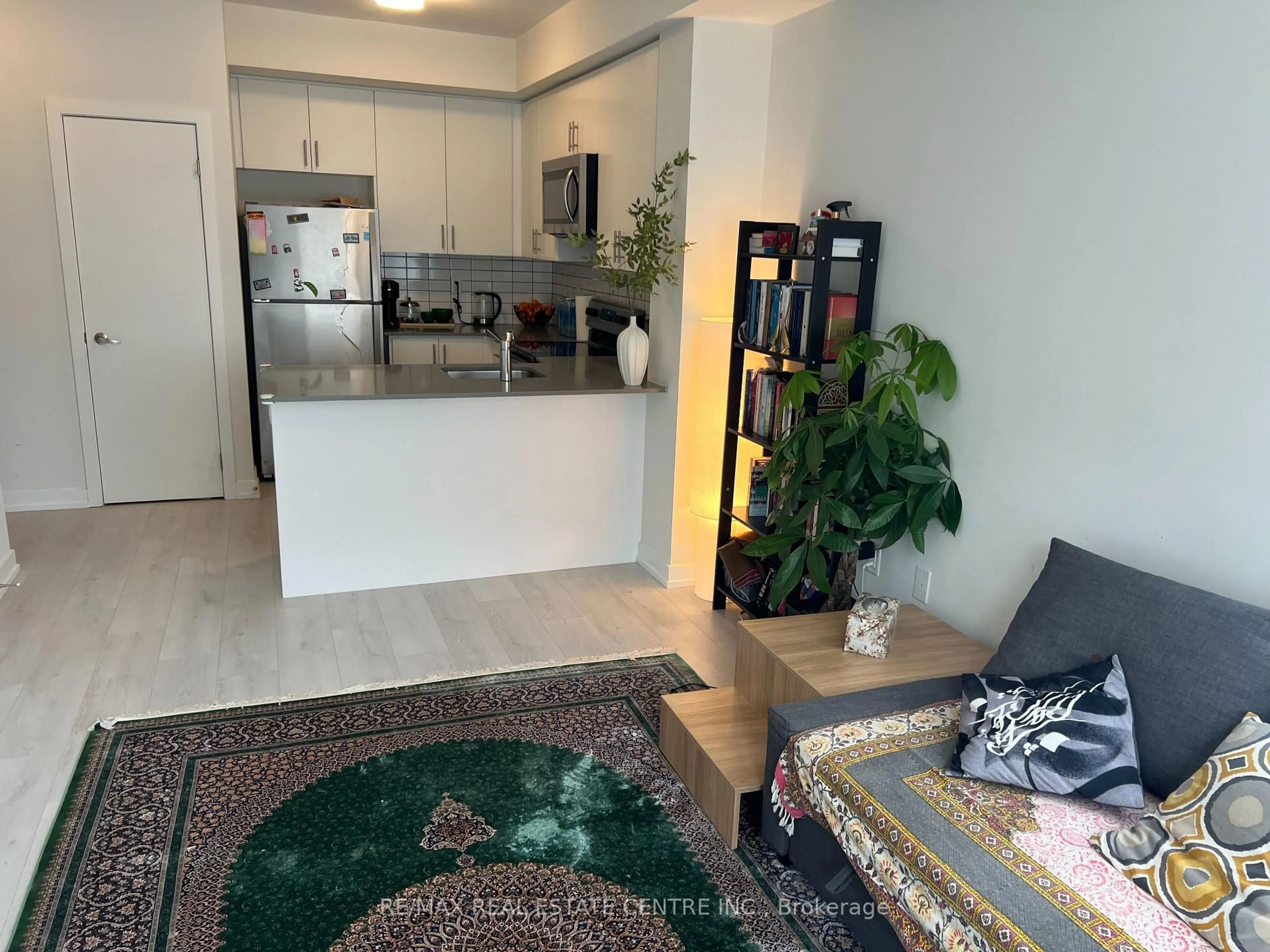 Living room with furniture, unknown for 3421 Ridgeway Dr #1, Mississauga Ontario L5L 0B9