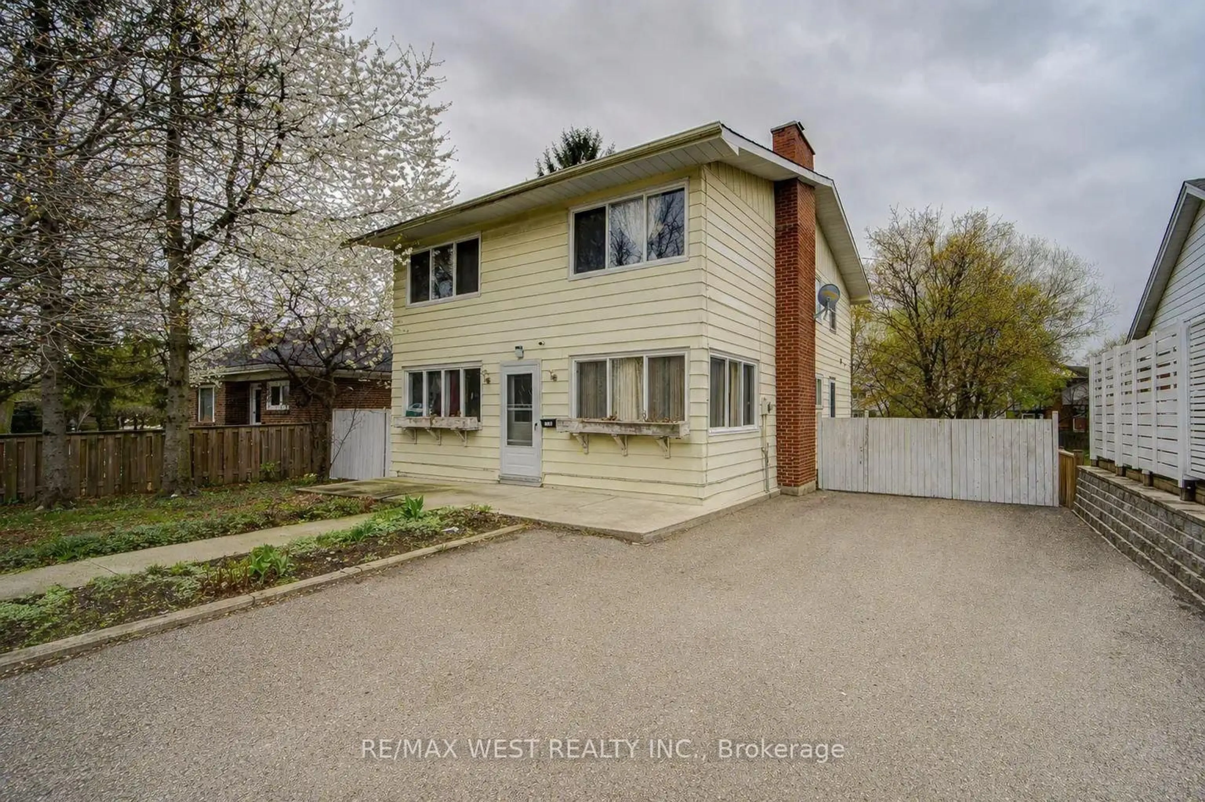 A pic from outside/outdoor area/front of a property/back of a property/a pic from drone, street for 326 Queen St, Mississauga Ontario L5M 1M2