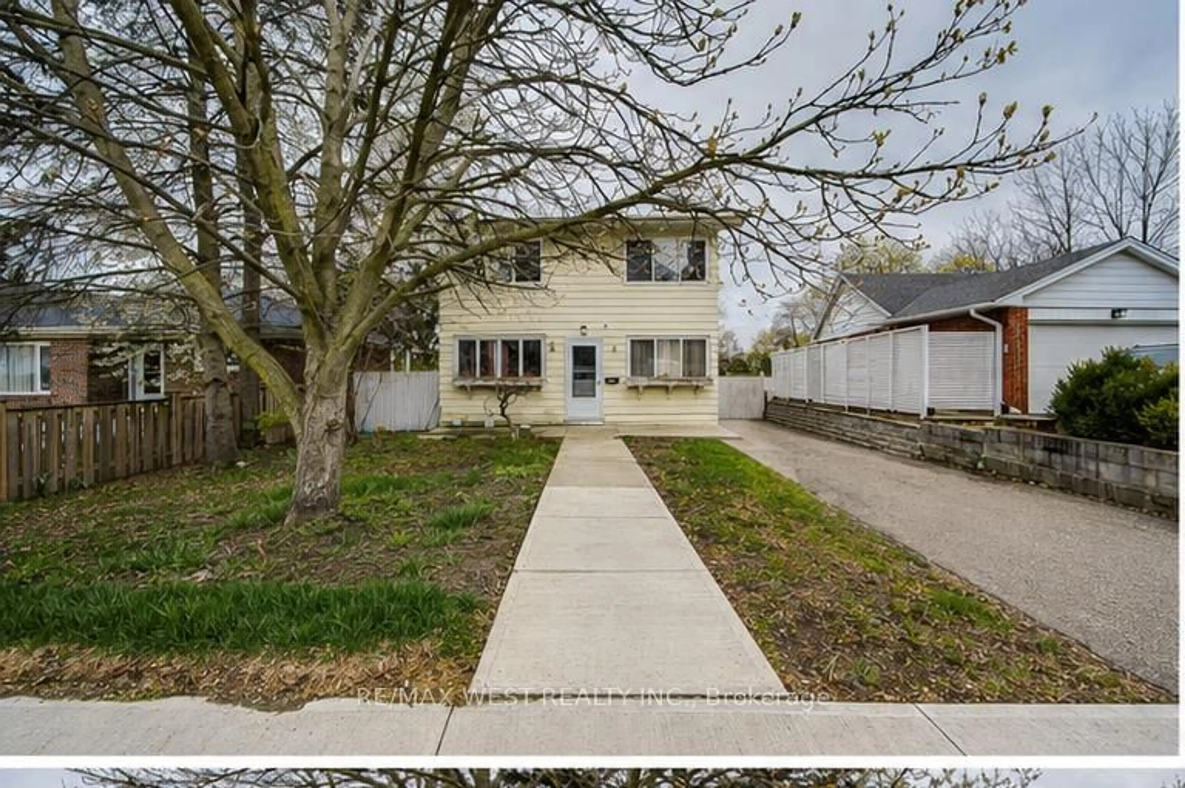 A pic from outside/outdoor area/front of a property/back of a property/a pic from drone, street for 326 Queen St, Mississauga Ontario L5M 1M2