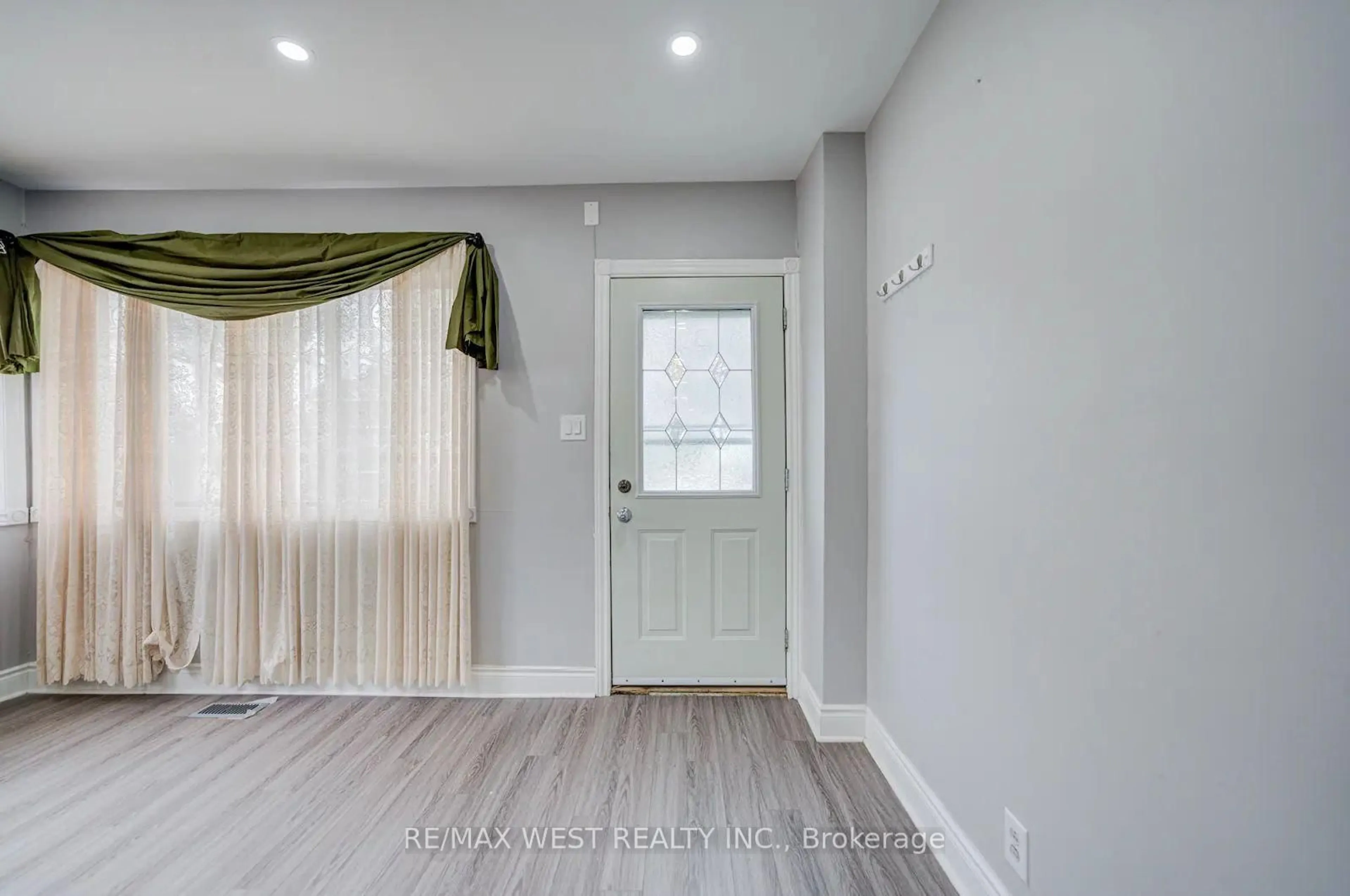 Indoor entryway for 326 Queen St, Mississauga Ontario L5M 1M2