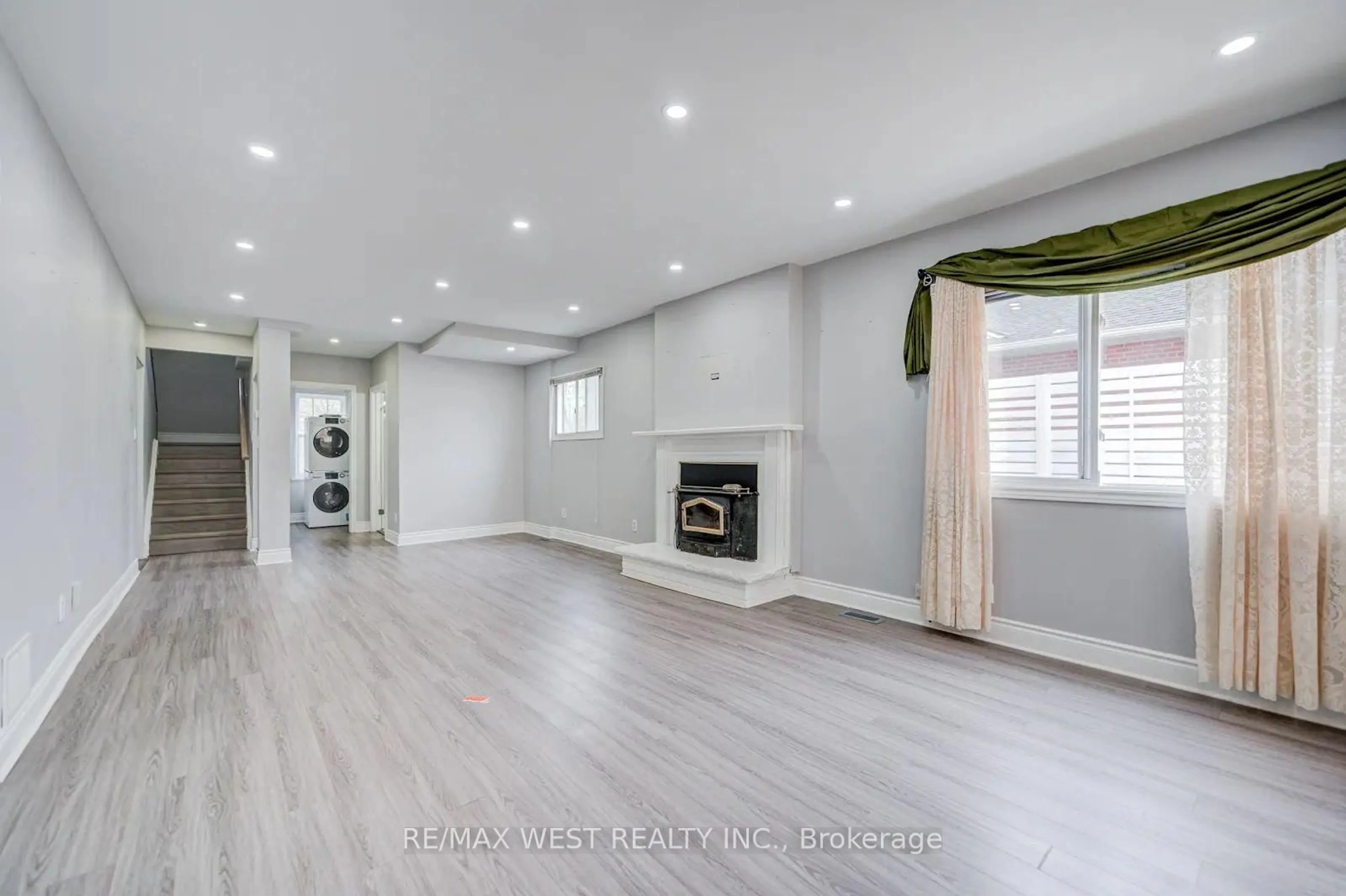 Unknown for 326 Queen St, Mississauga Ontario L5M 1M2