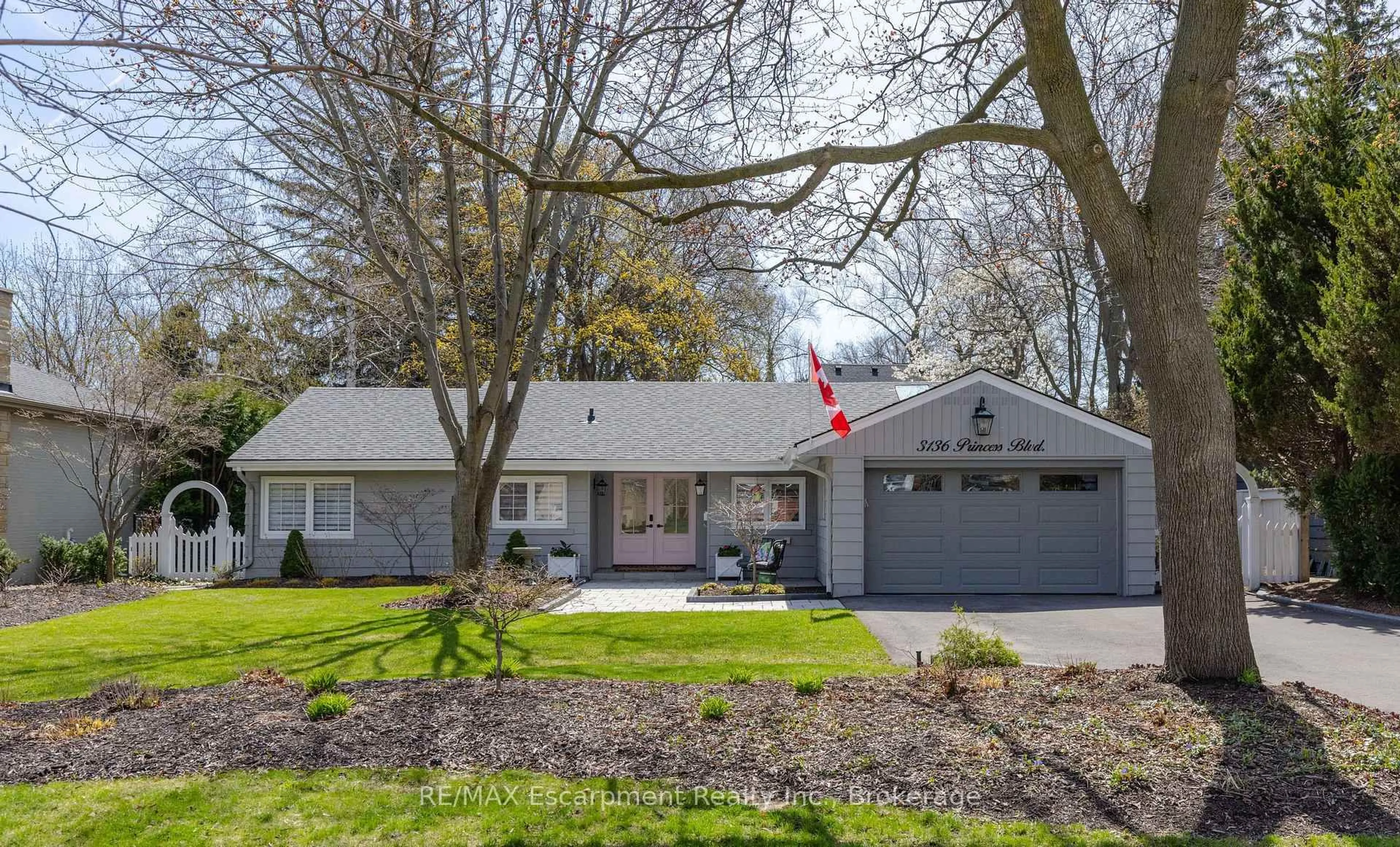 Home with vinyl exterior material, street for 3136 Princess Blvd, Burlington Ontario L7N 1G4