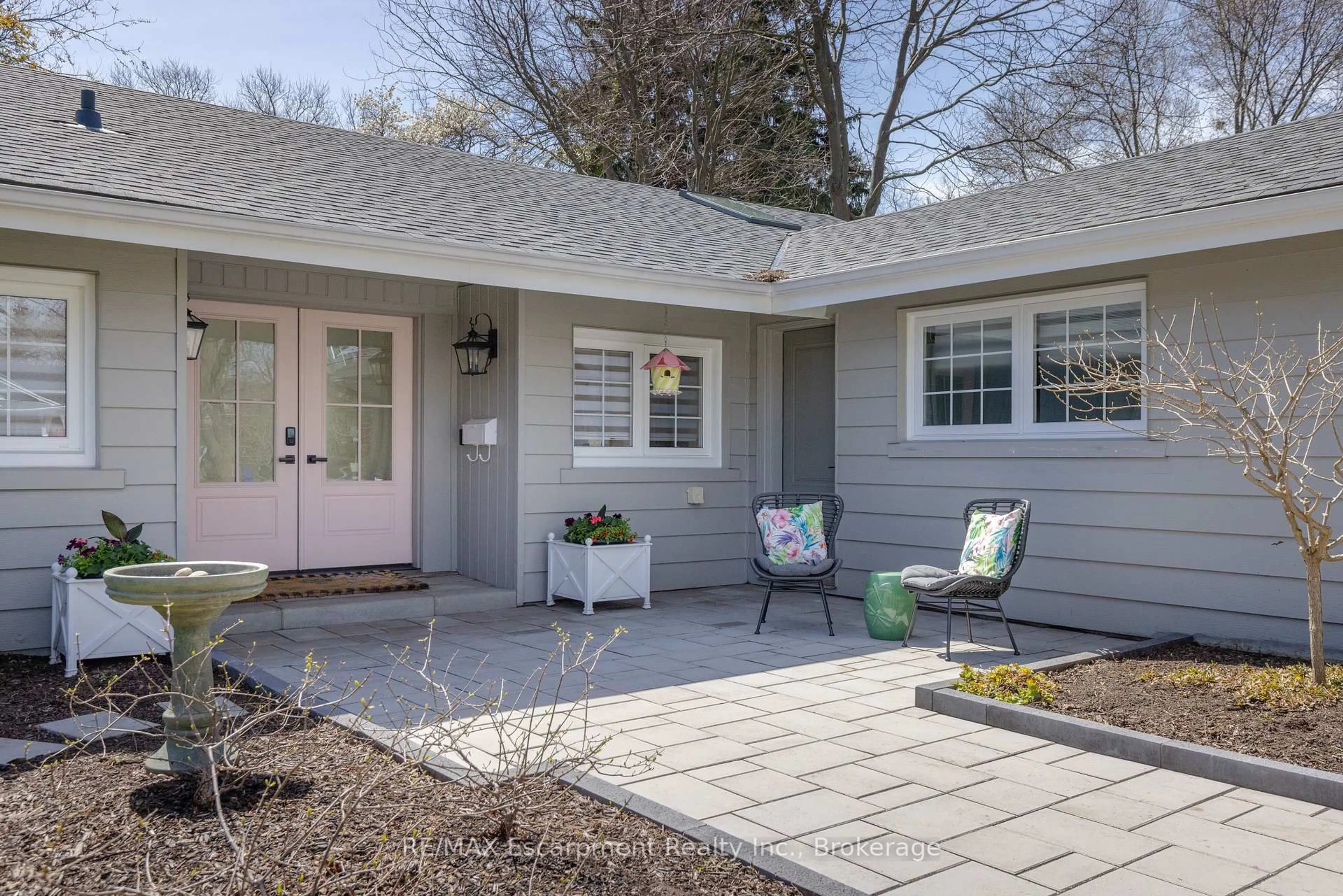 Home with vinyl exterior material, street for 3136 Princess Blvd, Burlington Ontario L7N 1G4