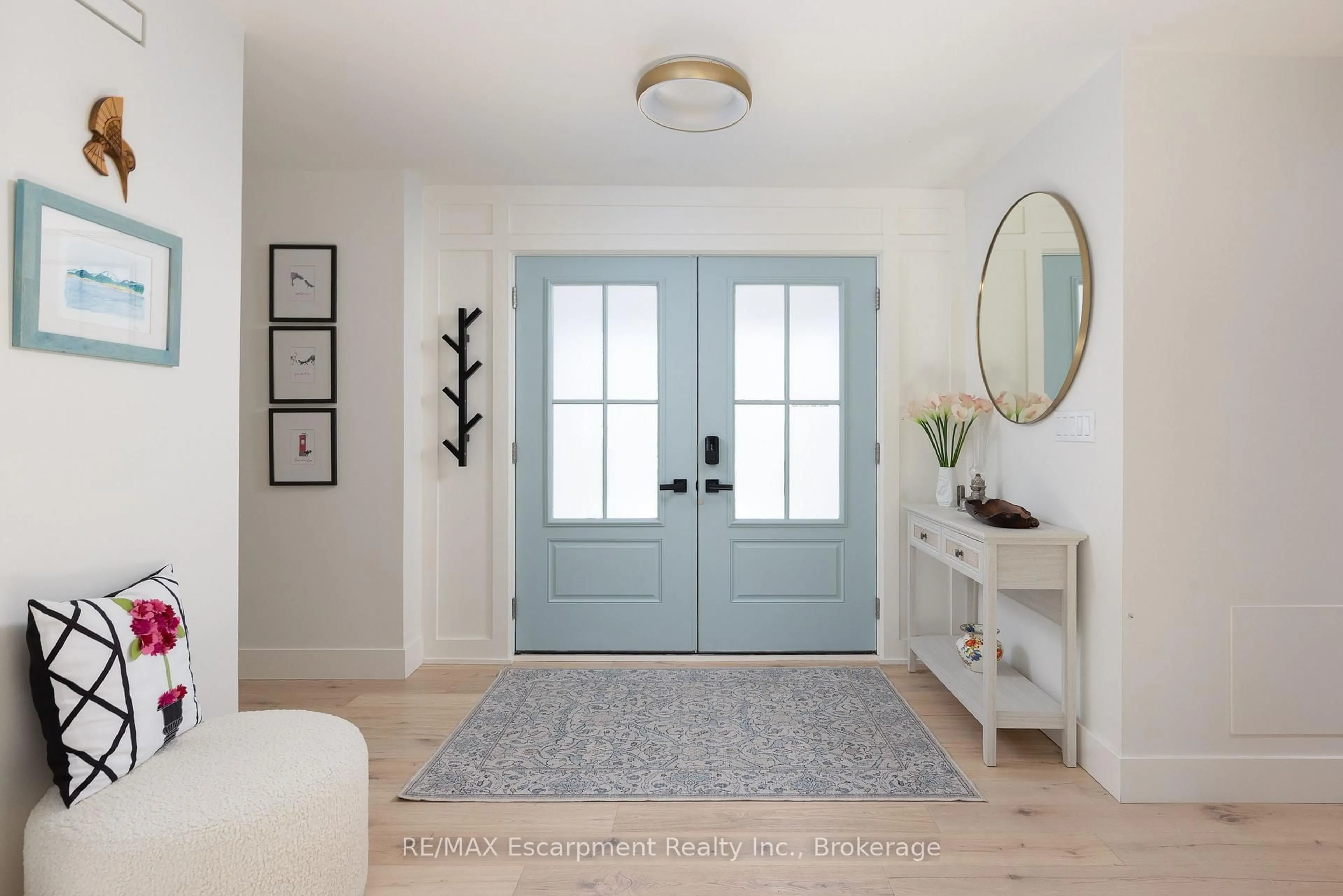 Indoor entryway for 3136 Princess Blvd, Burlington Ontario L7N 1G4