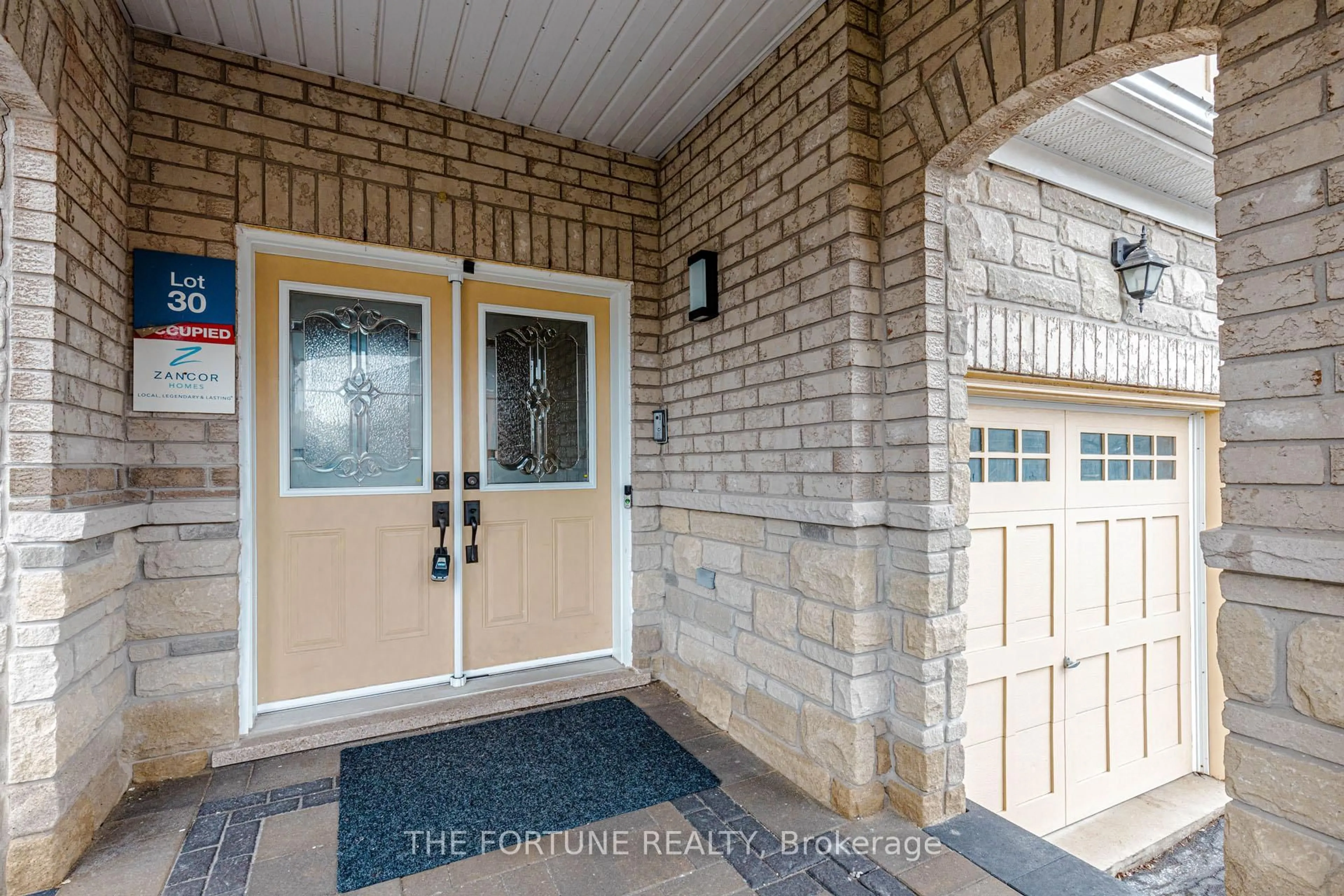 Indoor entryway for 16 Haviland Circ, Brampton Ontario L6R 0Z1