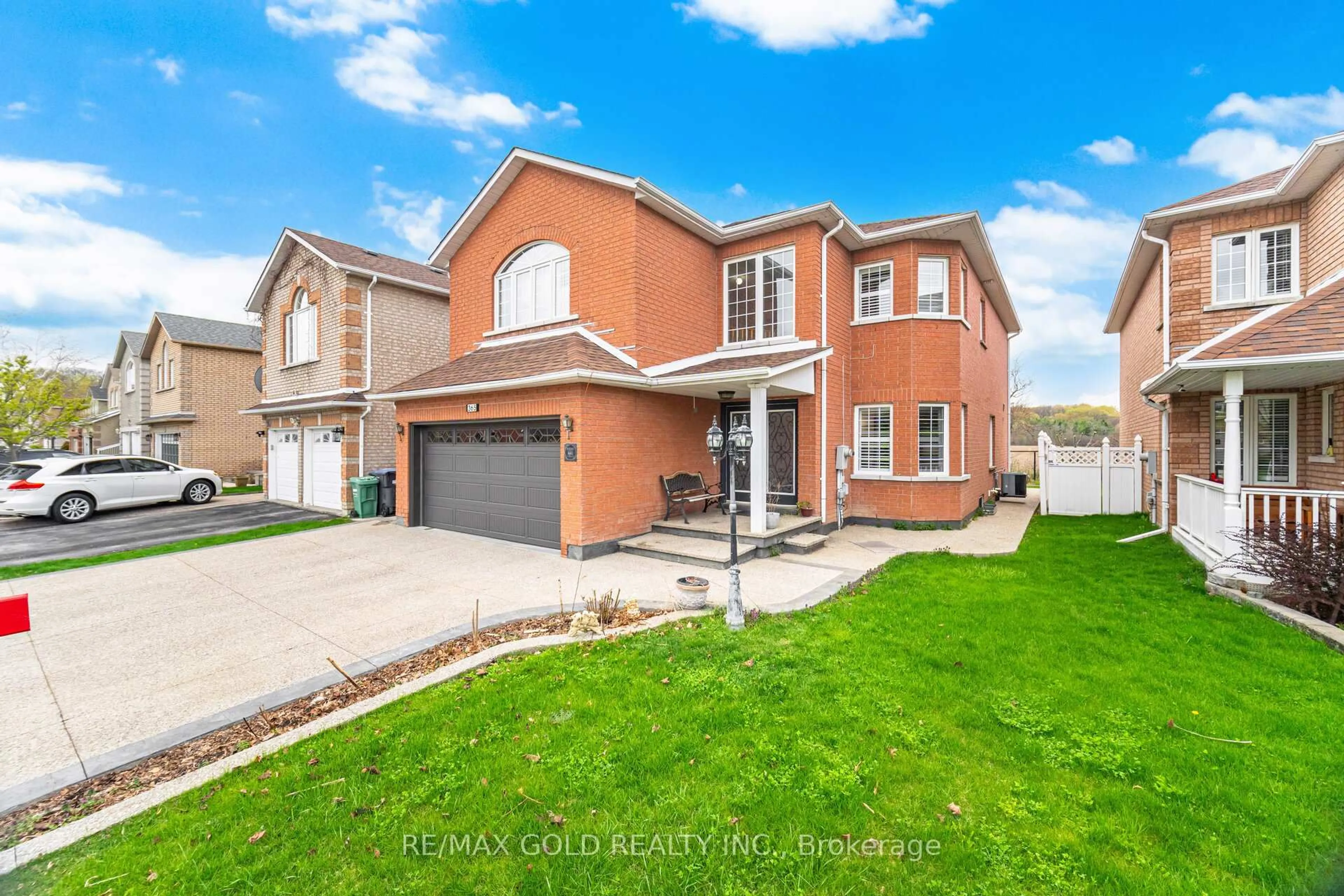 Home with brick exterior material, street for 365 Faith Dr, Mississauga Ontario L5R 3Y6