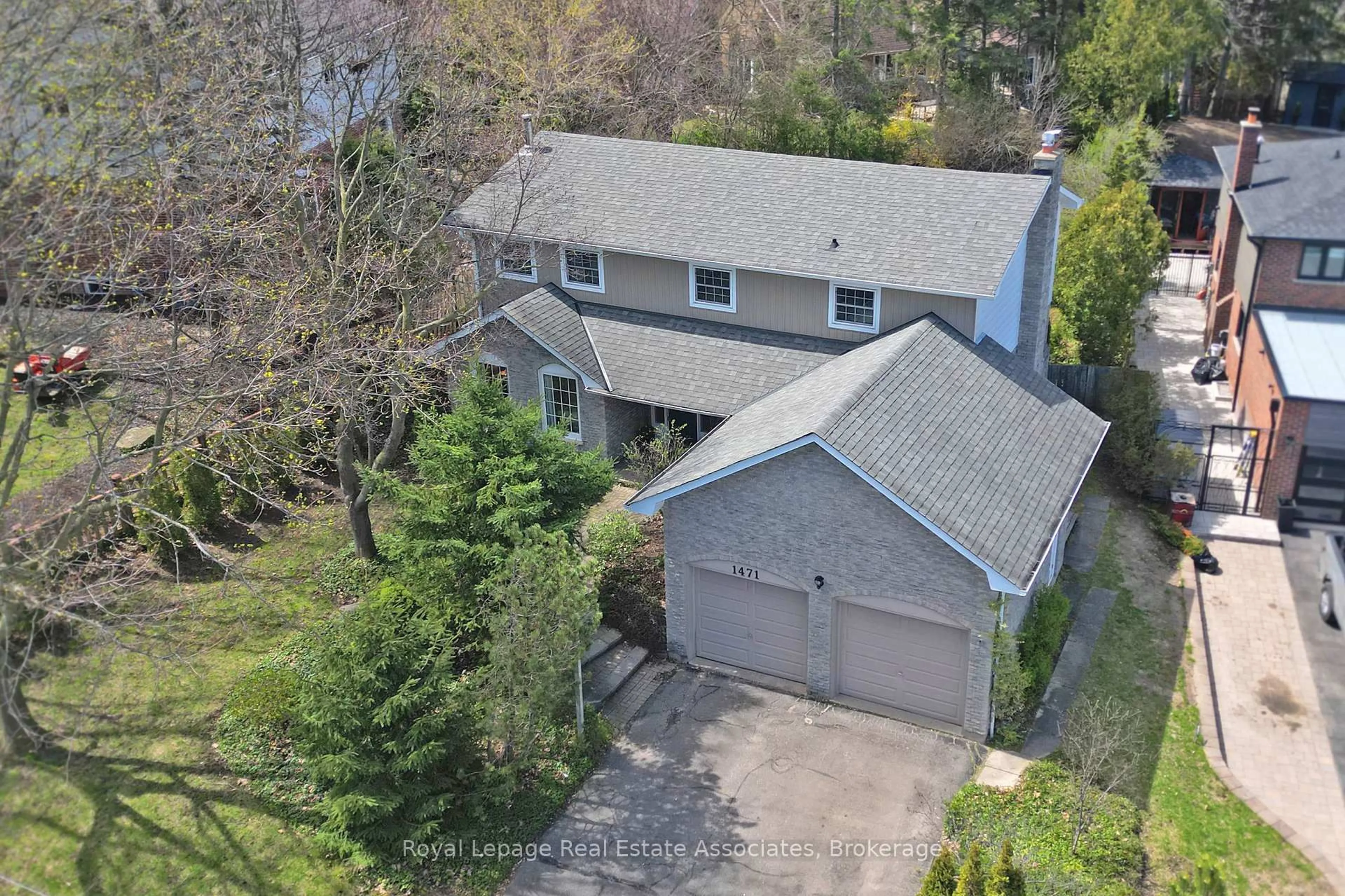 A pic from outside/outdoor area/front of a property/back of a property/a pic from drone, street for 1471 Flaminia Crt, Mississauga Ontario L5J 3Z5