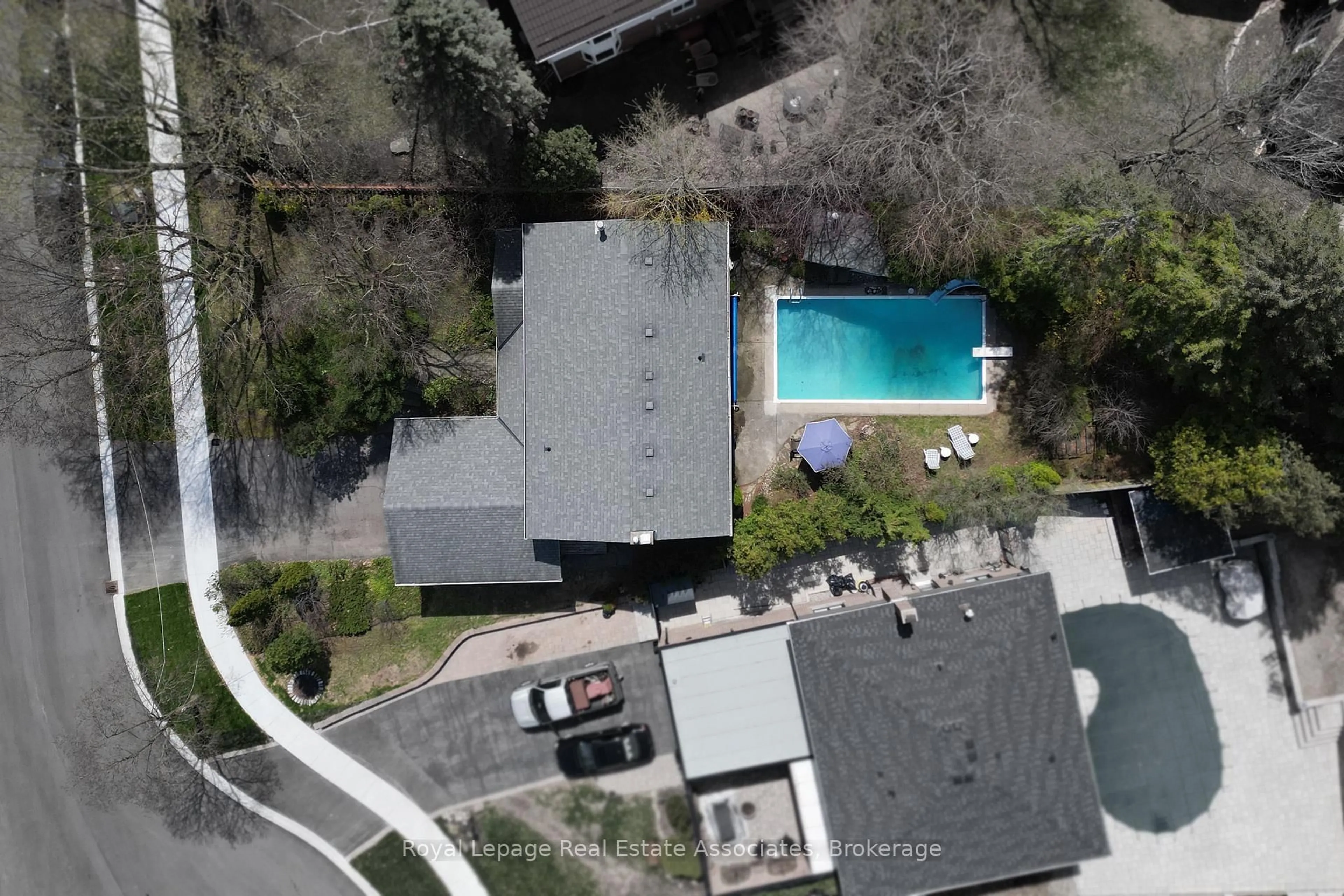 A pic from outside/outdoor area/front of a property/back of a property/a pic from drone, street for 1471 Flaminia Crt, Mississauga Ontario L5J 3Z5