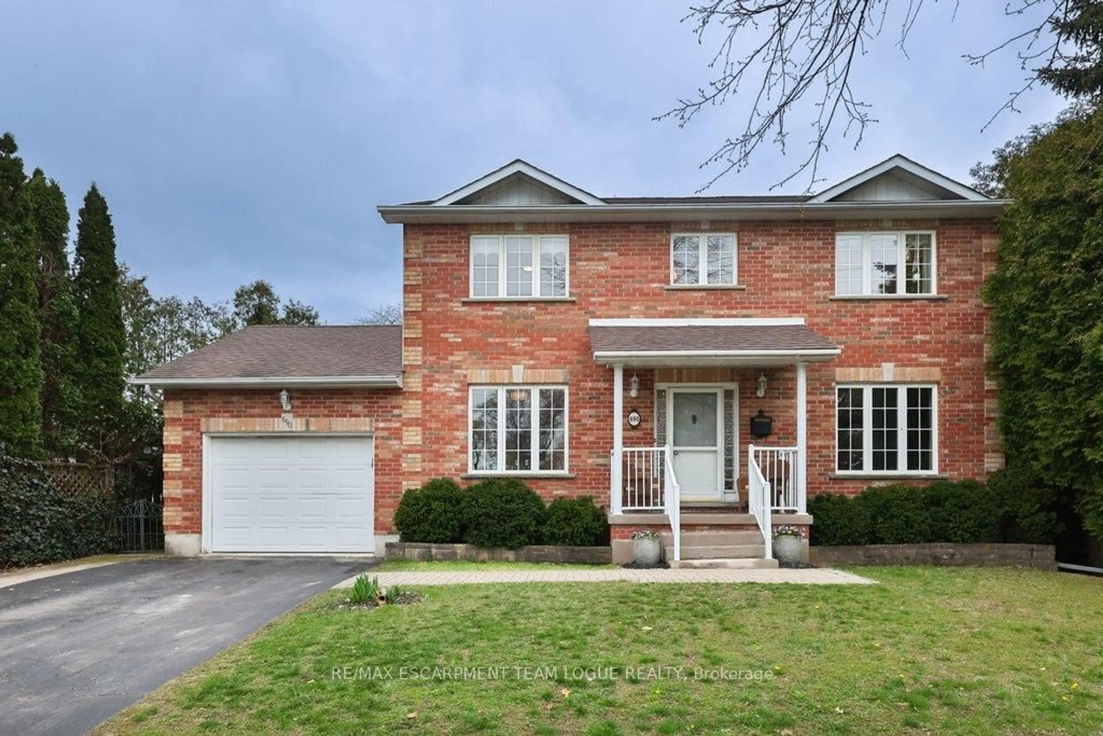 Home with brick exterior material, street for 690 Lambshead Dr, Burlington Ontario L7S 2J5