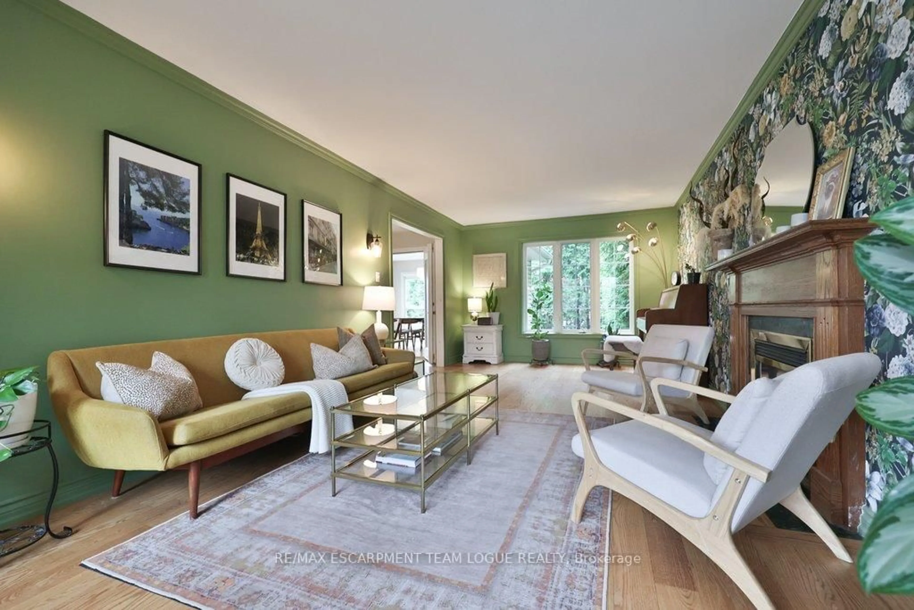 Living room with furniture, unknown for 690 Lambshead Dr, Burlington Ontario L7S 2J5