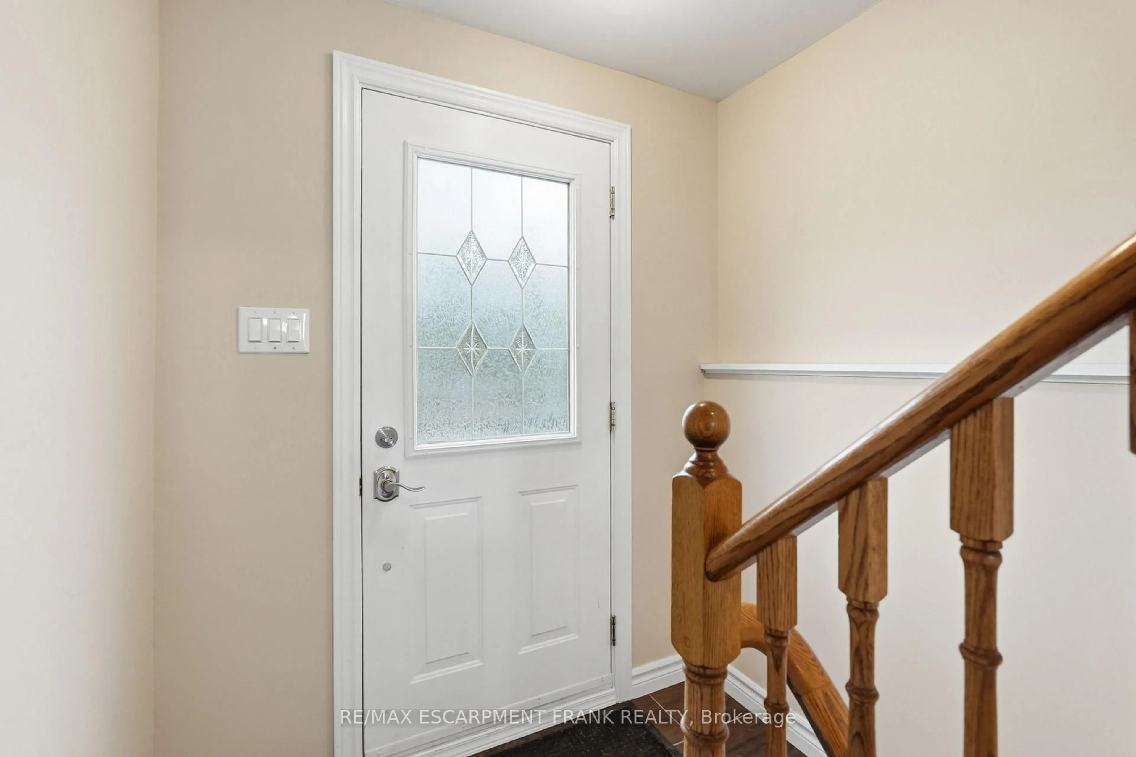 Indoor entryway for 1538 Westminster Pl, Burlington Ontario L7P 2B5