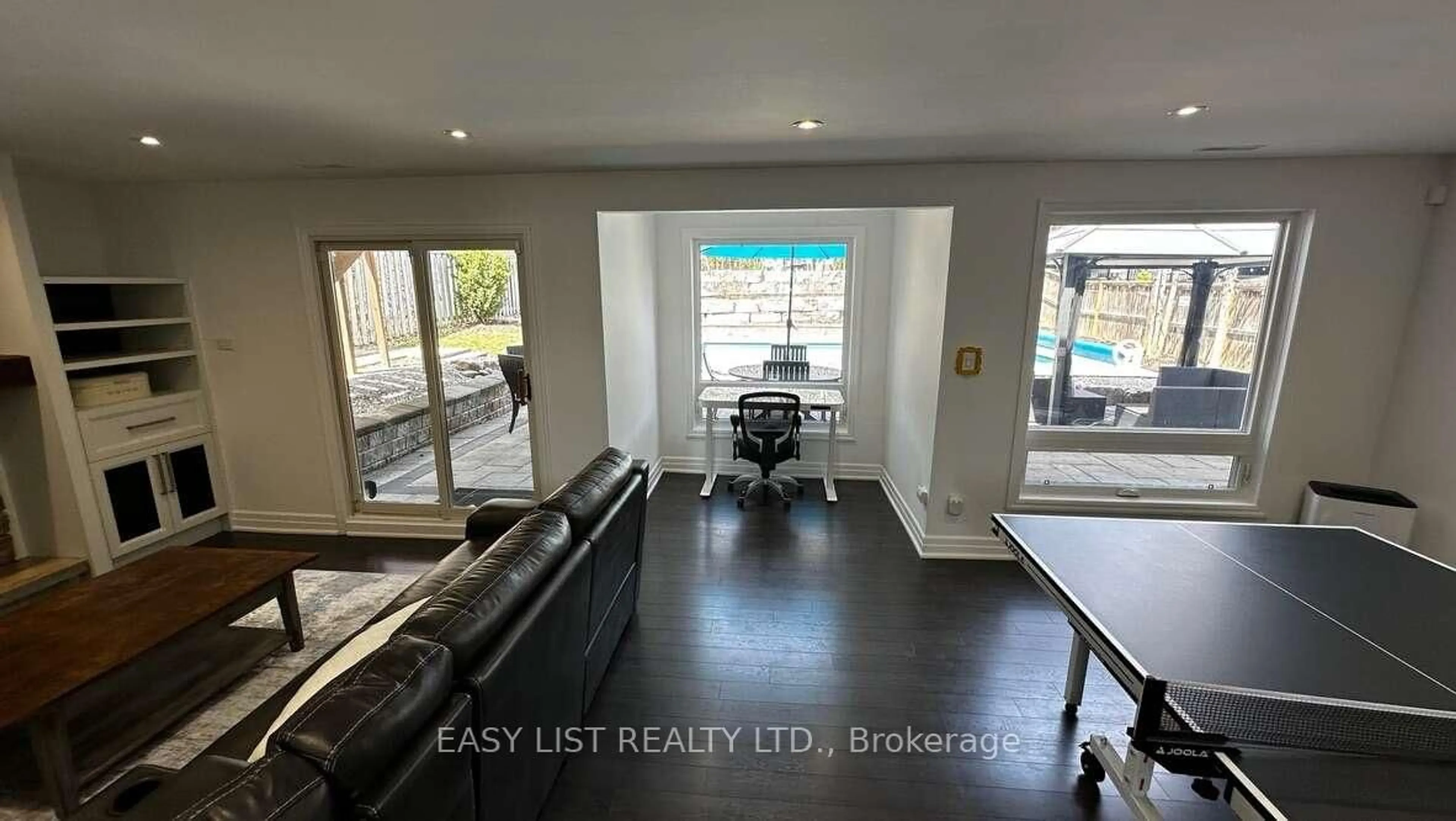 Indoor entryway for 187 Hickman St, Caledon Ontario L7E 2P5