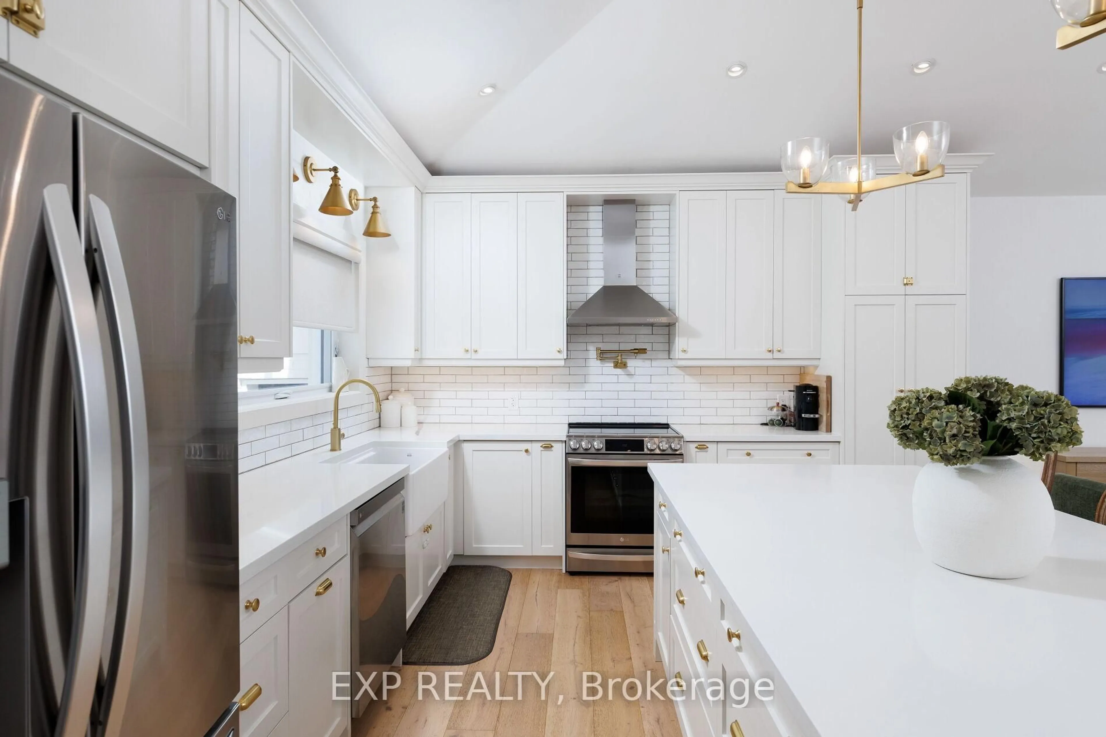 Contemporary kitchen, unknown for 1761 Coram Cres, Mississauga Ontario L4X 1L2