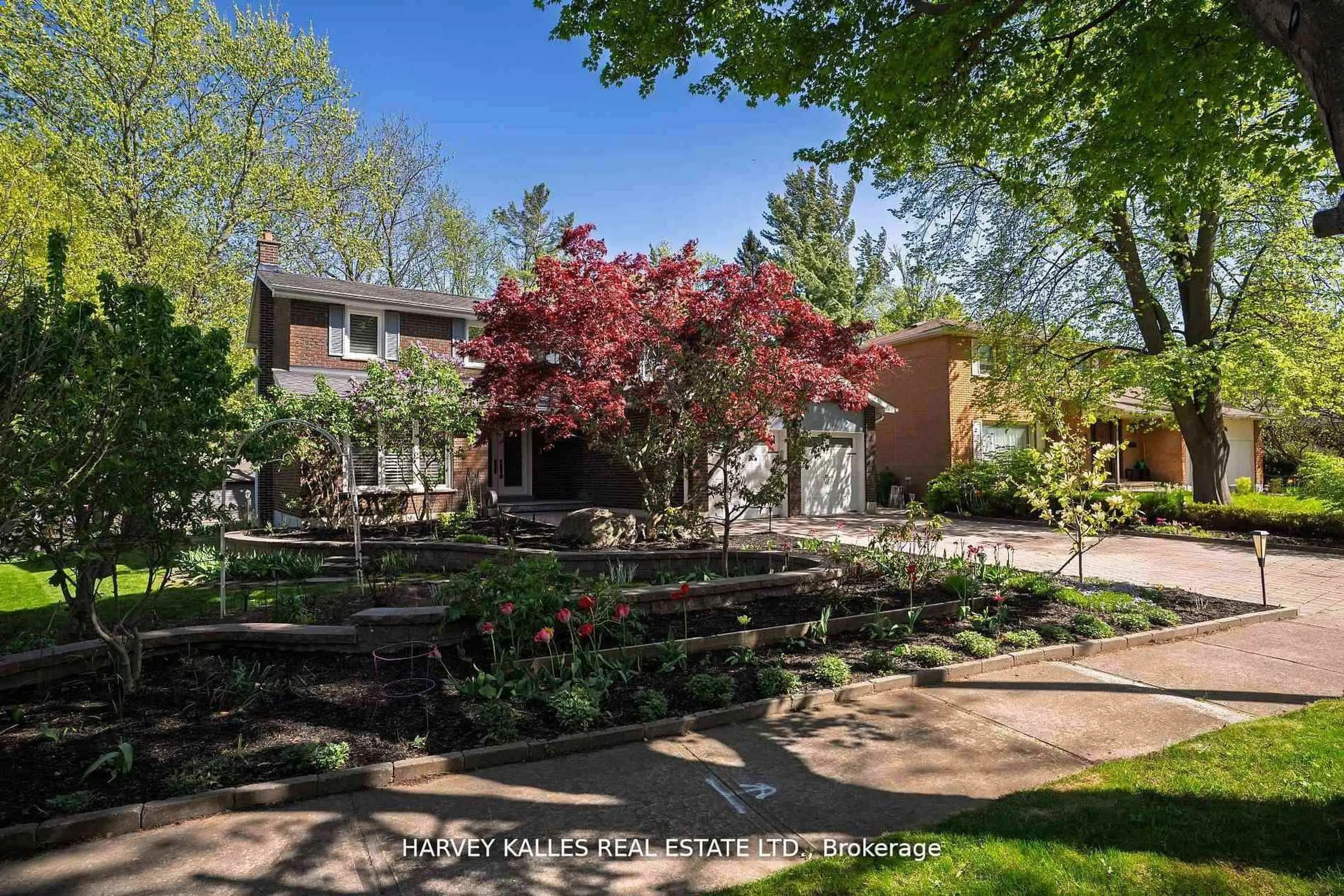 A pic from outside/outdoor area/front of a property/back of a property/a pic from drone, street for 1268 Cermel Dr, Mississauga Ontario L5H 3V4