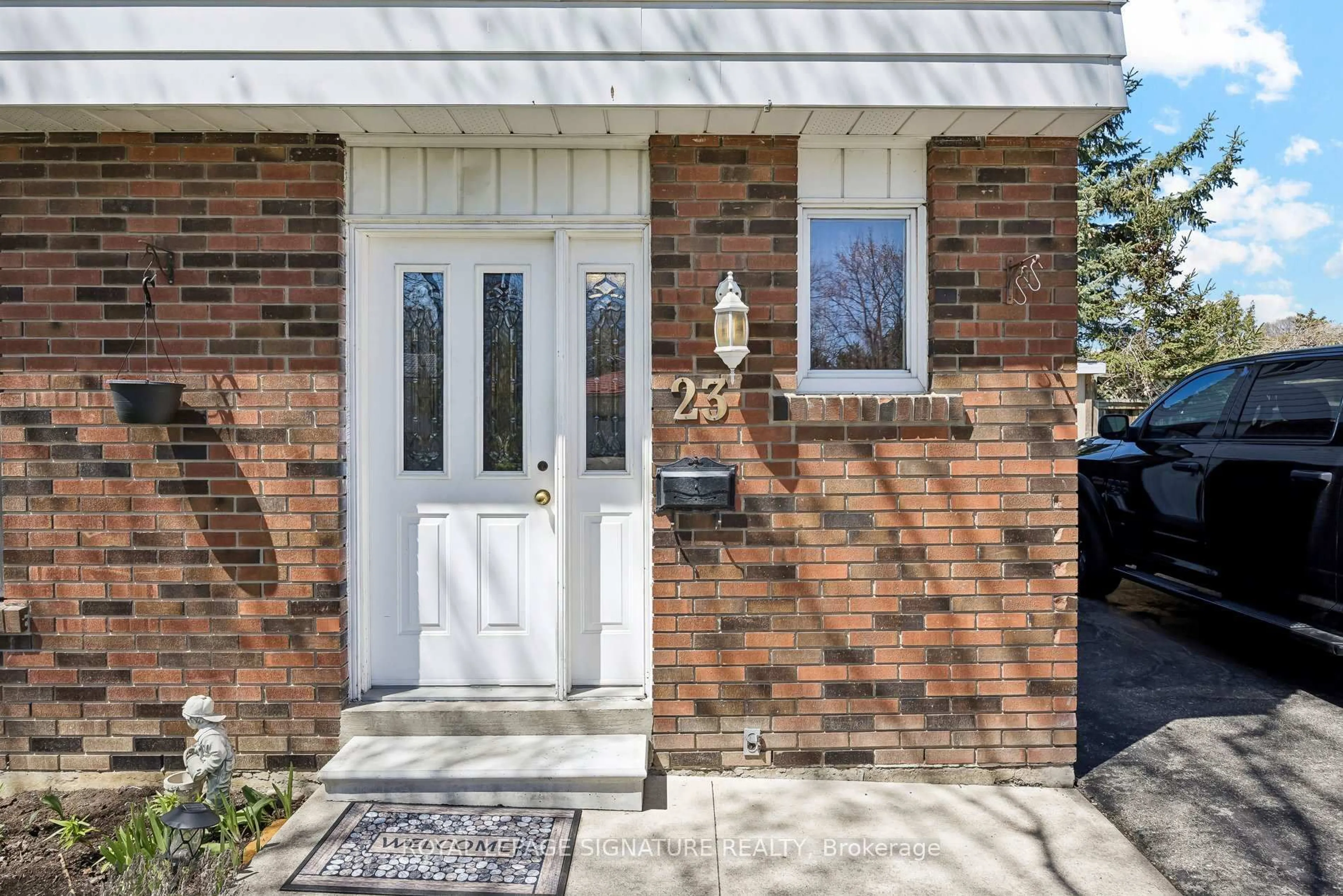 Indoor entryway for 23 Drury Cres, Brampton Ontario L6T 1L1