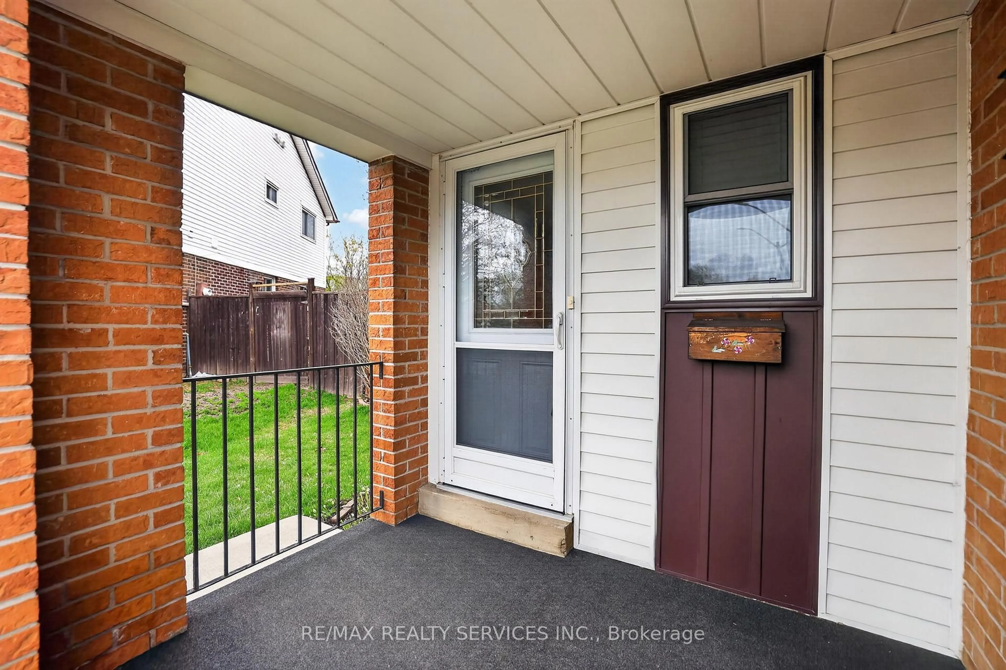 Indoor entryway for 14 Brighton Pl, Brampton Ontario L6Z 1G4