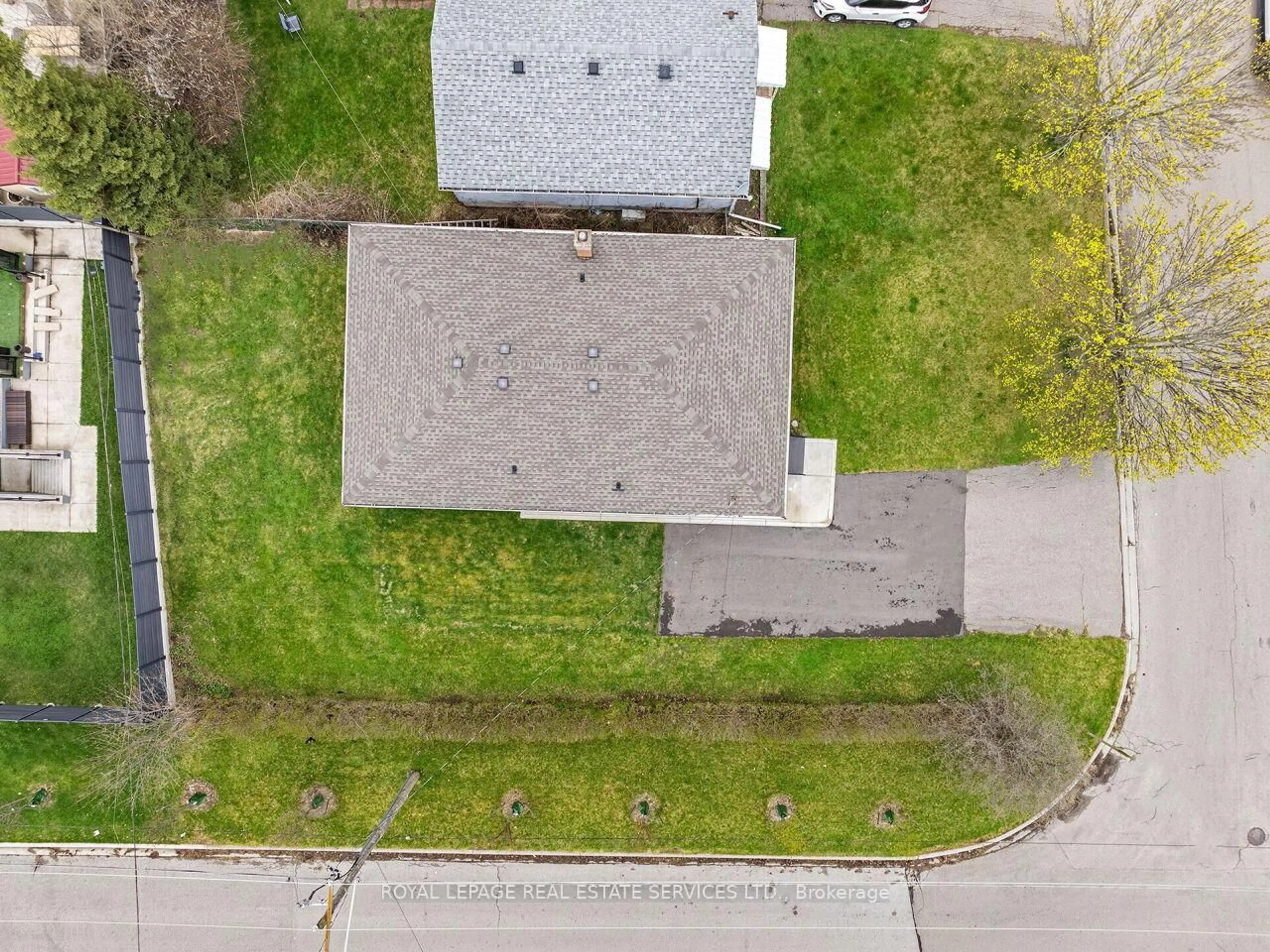 A pic from outside/outdoor area/front of a property/back of a property/a pic from drone, street for 873 Sixth St, Mississauga Ontario L5E 1N5