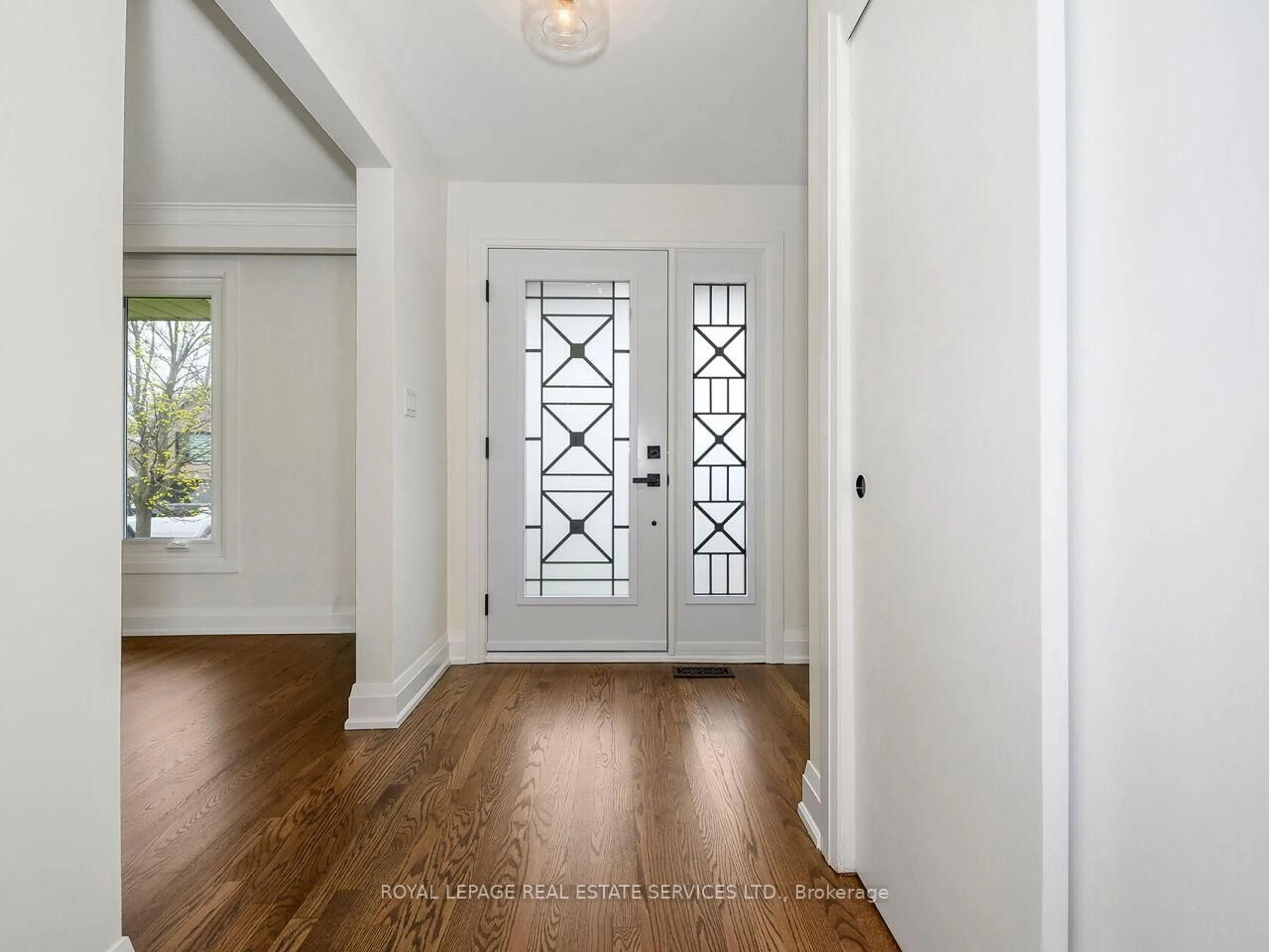 Indoor entryway for 873 Sixth St, Mississauga Ontario L5E 1N5