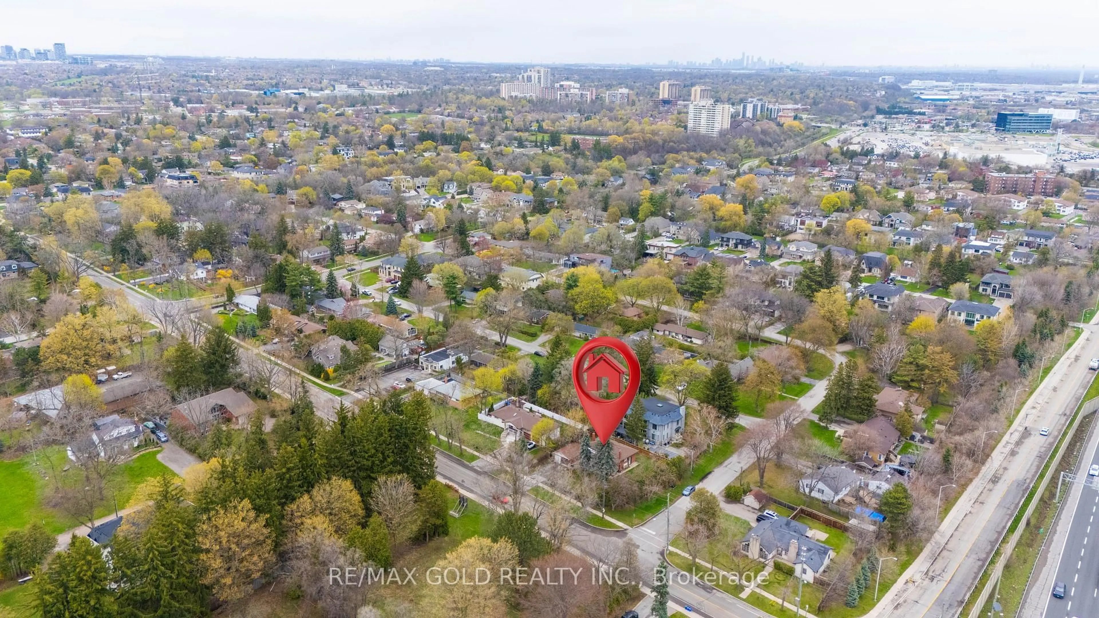 A pic from outside/outdoor area/front of a property/back of a property/a pic from drone, unknown for 1033 Sixth Line, Oakville Ontario L6H 1W6