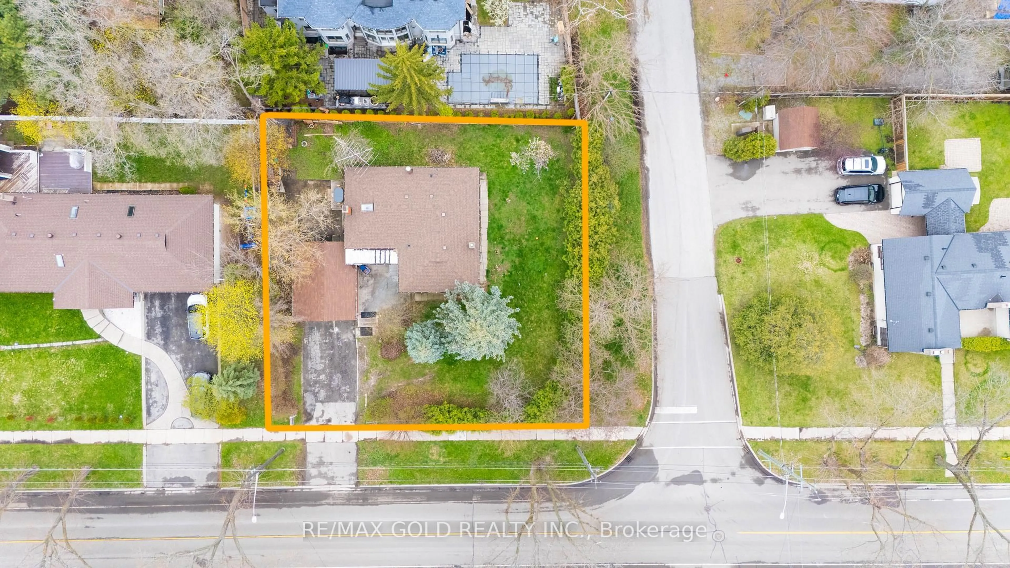 A pic from outside/outdoor area/front of a property/back of a property/a pic from drone, street for 1033 Sixth Line, Oakville Ontario L6H 1W6