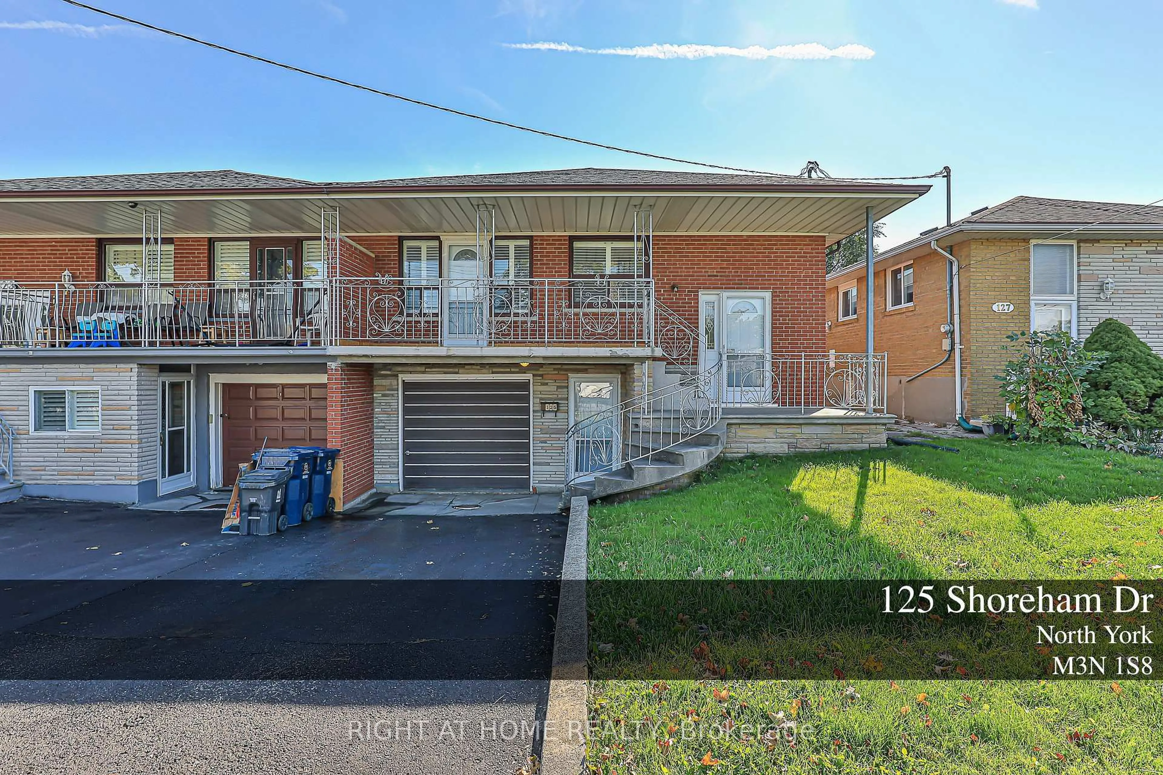 A pic from outside/outdoor area/front of a property/back of a property/a pic from drone, street for 125 Shoreham Dr, Toronto Ontario M3N 1S8