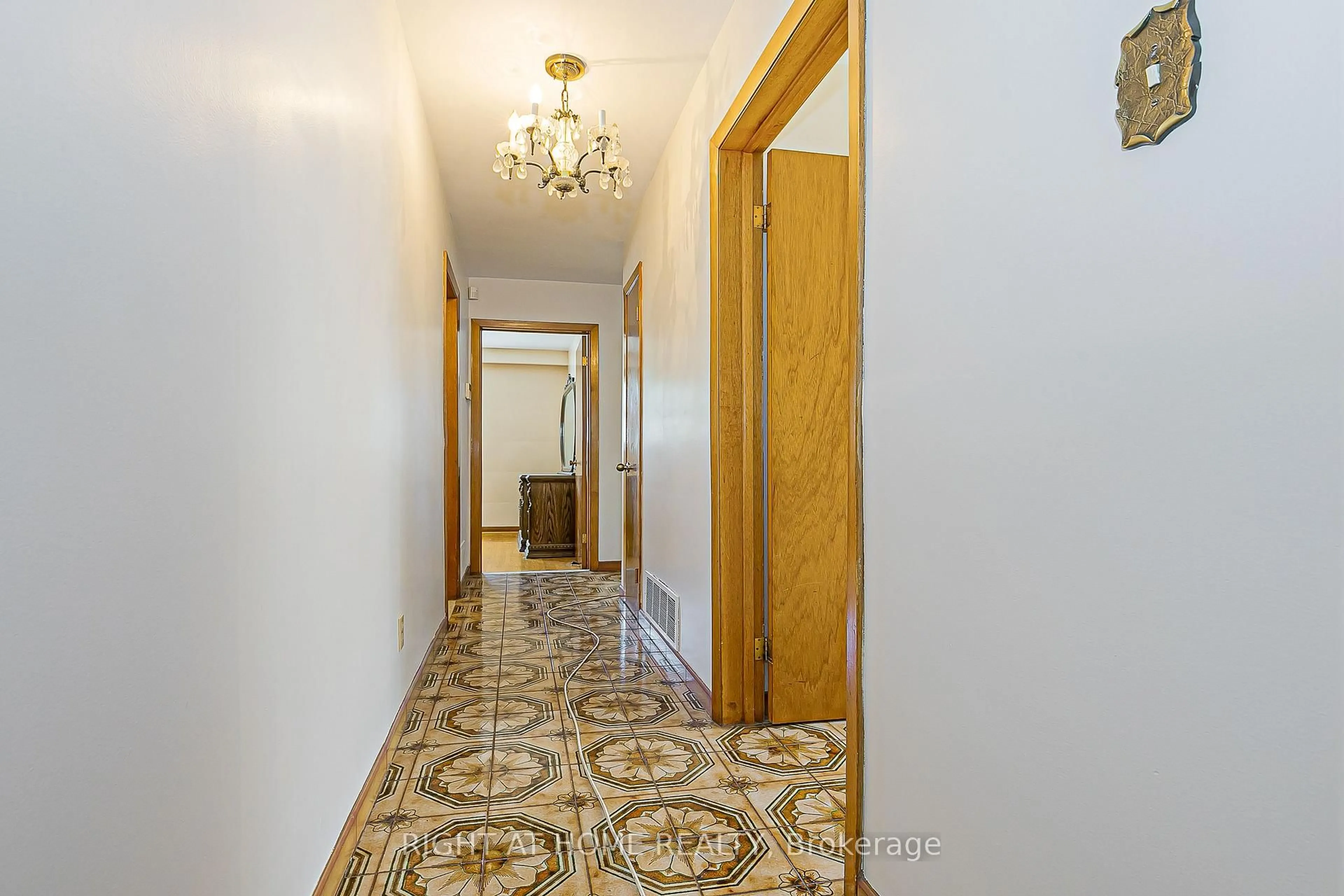 Indoor foyer for 125 Shoreham Dr, Toronto Ontario M3N 1S8