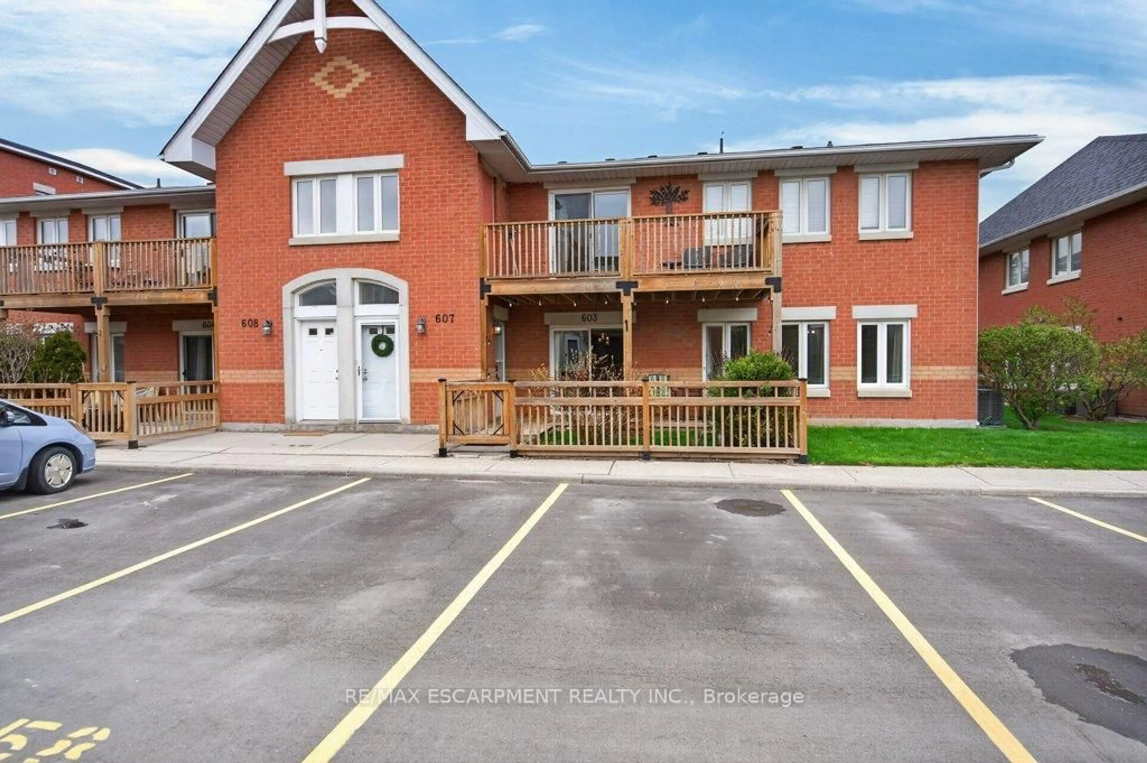 A pic from outside/outdoor area/front of a property/back of a property/a pic from drone, building for 4140 Foxwood Dr #603, Burlington Ontario L7M 4R4
